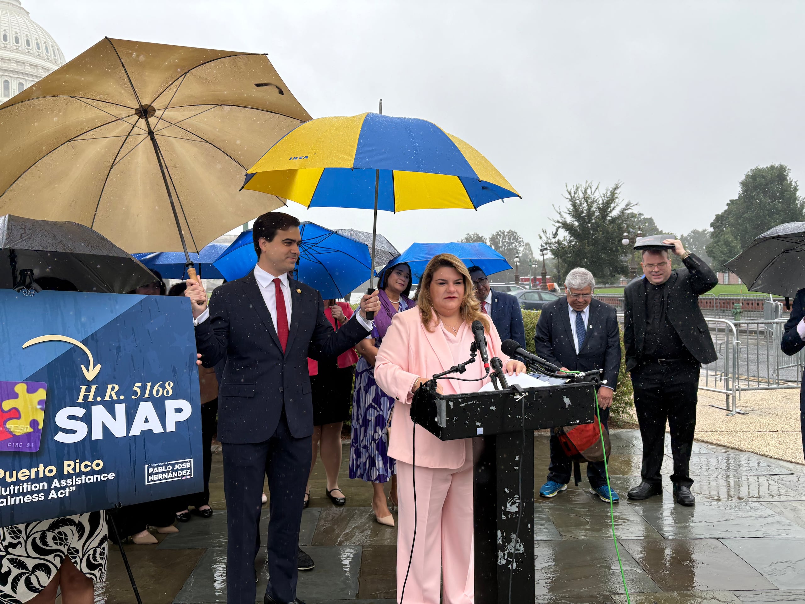 La gobernadora de Puerto Rico, Jenniffer González Colón y el comisionado residente, Pablo José Hernández, durante una conferencia de prensa sobre la inclusión de la isla en el Programa de Asistencia Nutricional Suplementaria (SNAP por sus siglas en inglés).