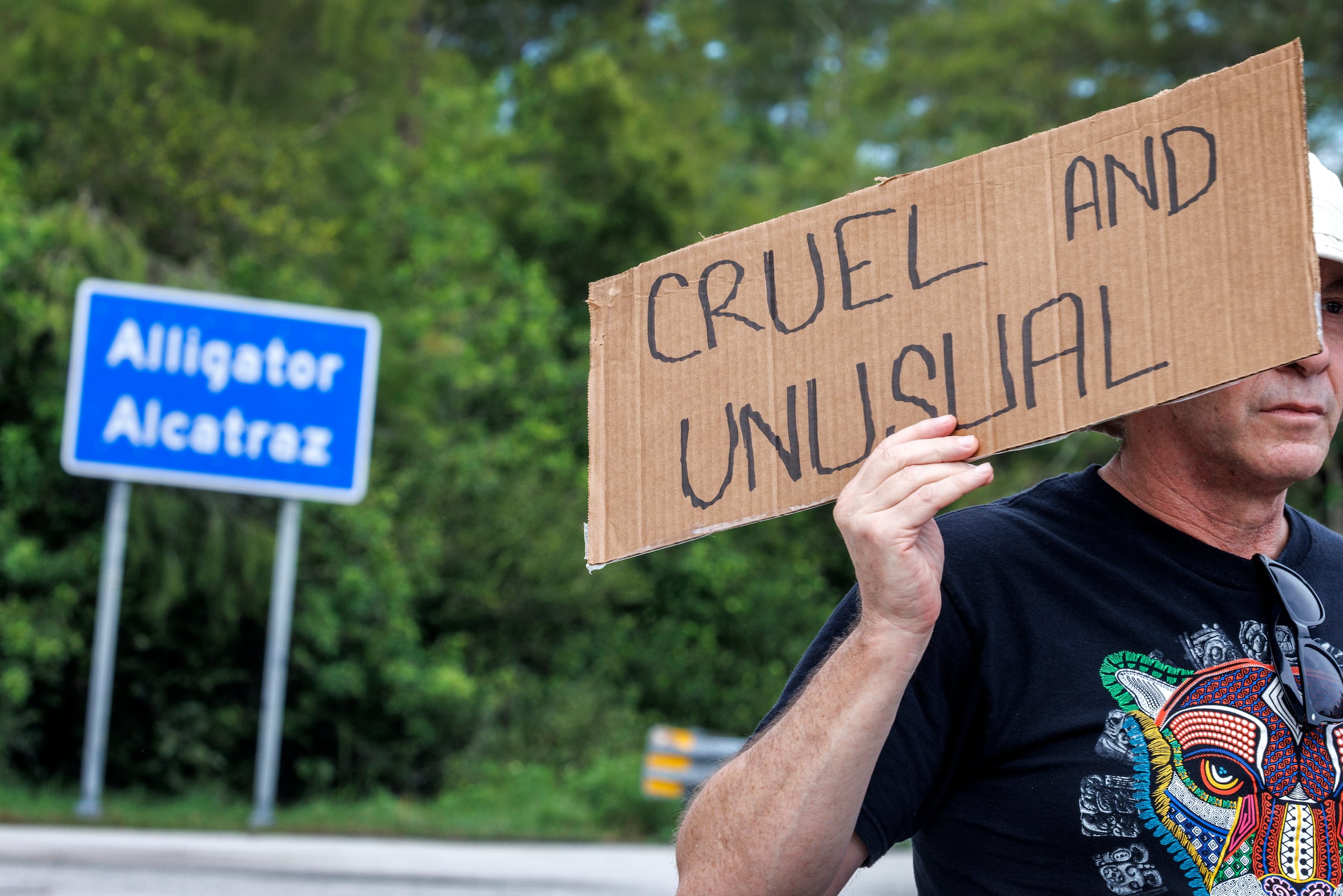 Fotografía de un activista durante una protesta afuera del centro de detención Alligator Alcatraz. (EFE/Cristóbal Herrera-Ulashkevich)