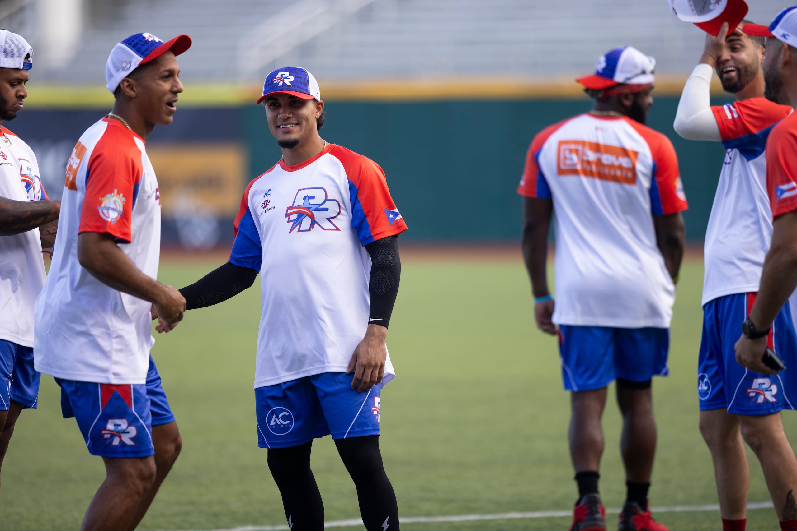 Johneshwy Fargas y Bryan Torres durante la primera práctica de los Criollos de Puerto Rico.