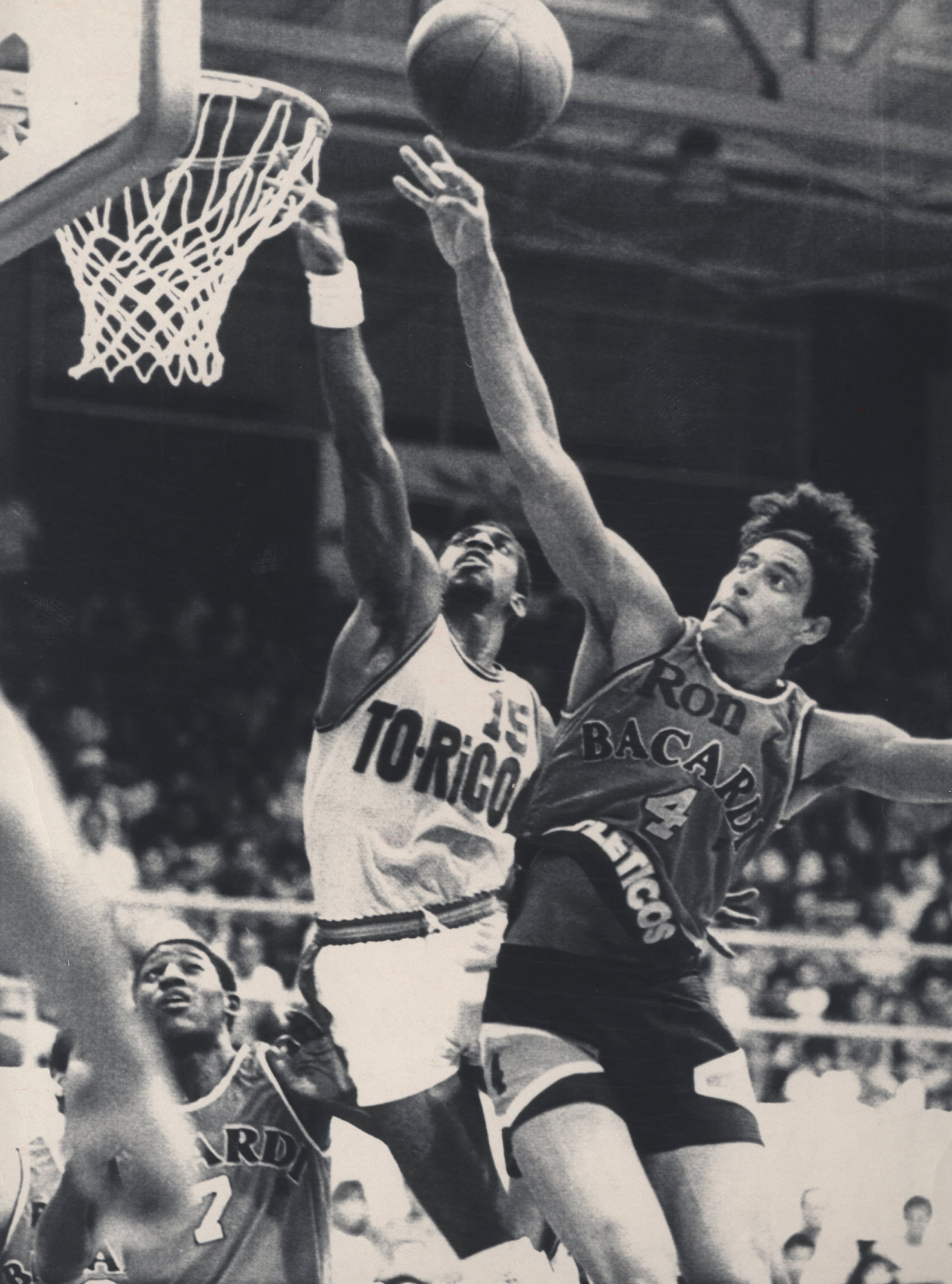 "Cachorro" Santiago luchando por un rebote con "Piculín Ortiz" durante la final del BSN en 1986 entre Aibonito y San Germán.