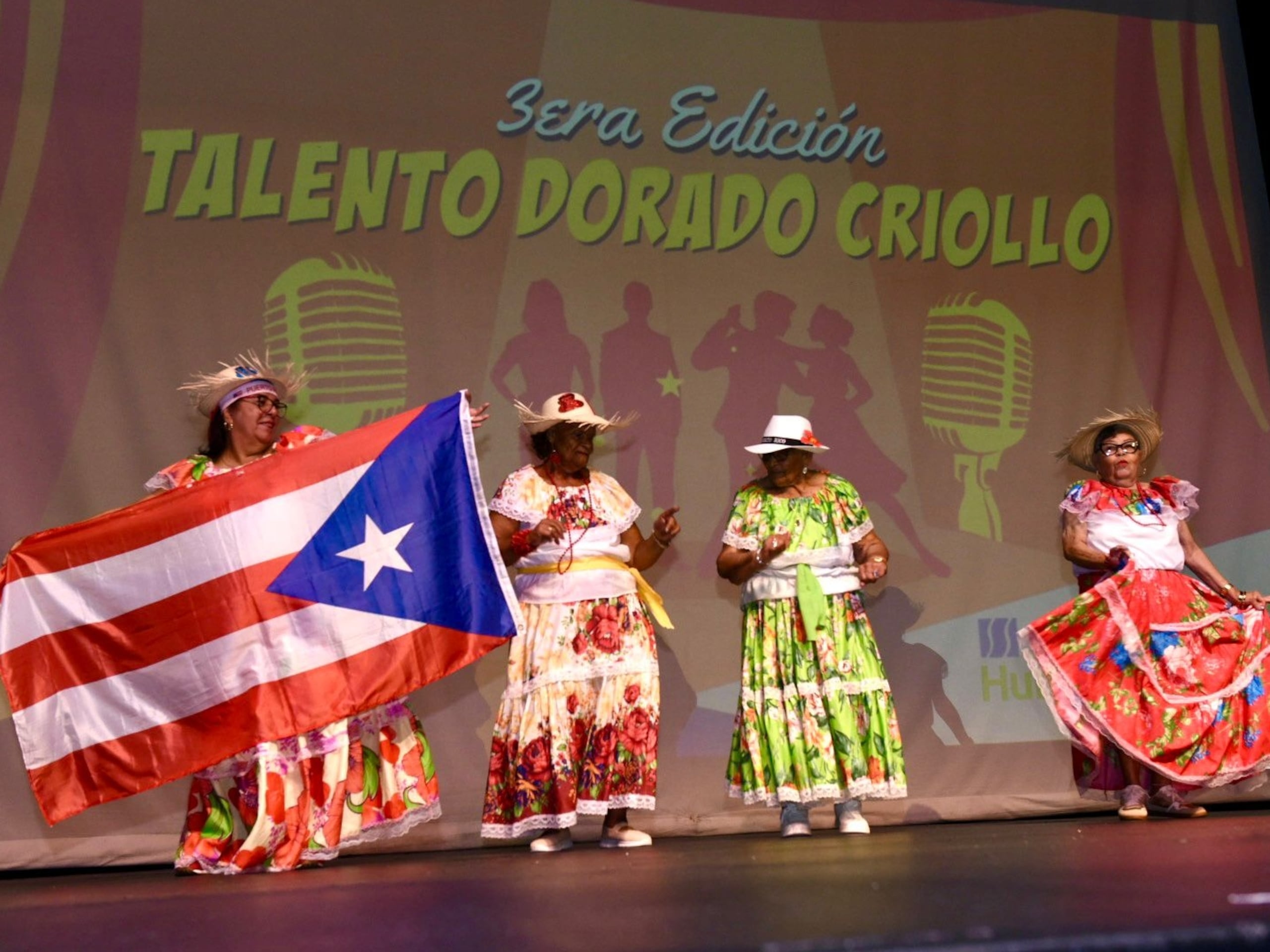 Un grupo que sobresalió fueron las participantes de los Centros de Hato y Pedro La Santa de Caguas, quienes bailaron al ritmo de "Café con Ron" de Bad Bunny y Los Pleneros de la Cresta.