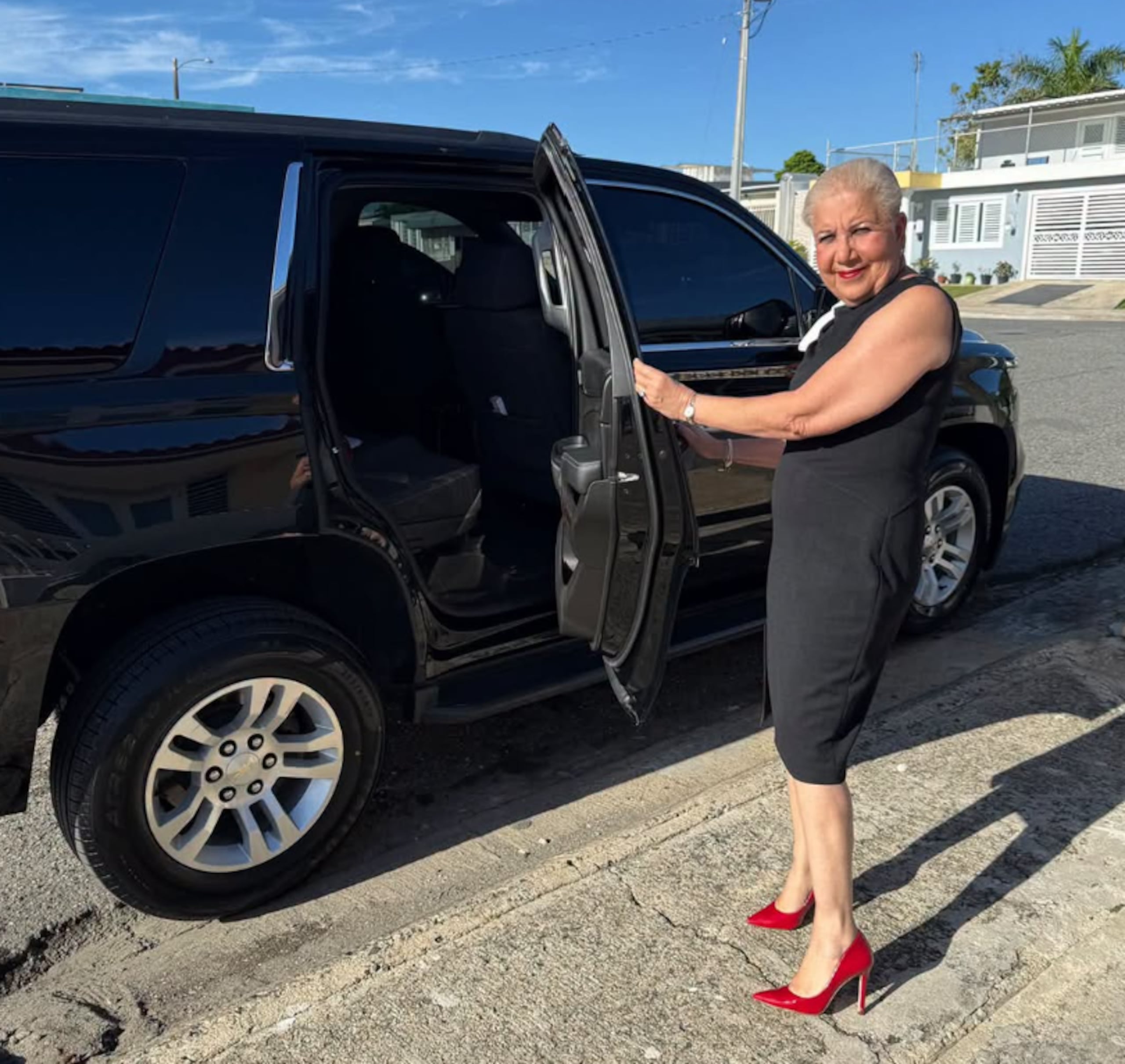 La alcaldesa de Loíza, Julia Nazario, junto a su "nueva" guagua.
