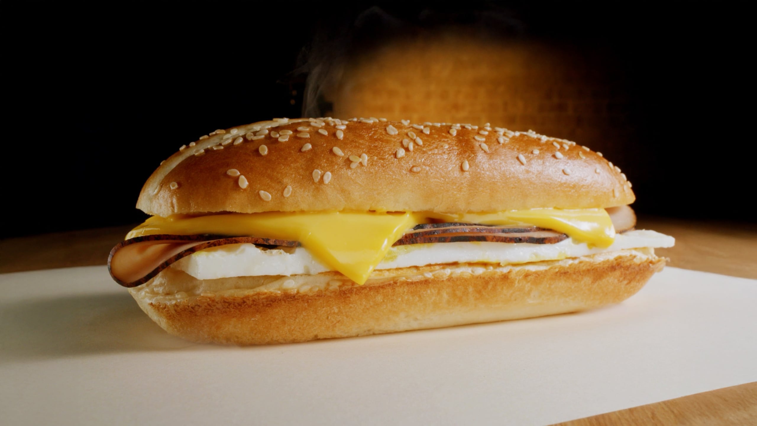 La nueva oferta anunciada por Burger King incluye huevos frescos cocinados al momento, queso americano y puedes escoger entre salchicha, jamón Black Forest o bacon crujiente.