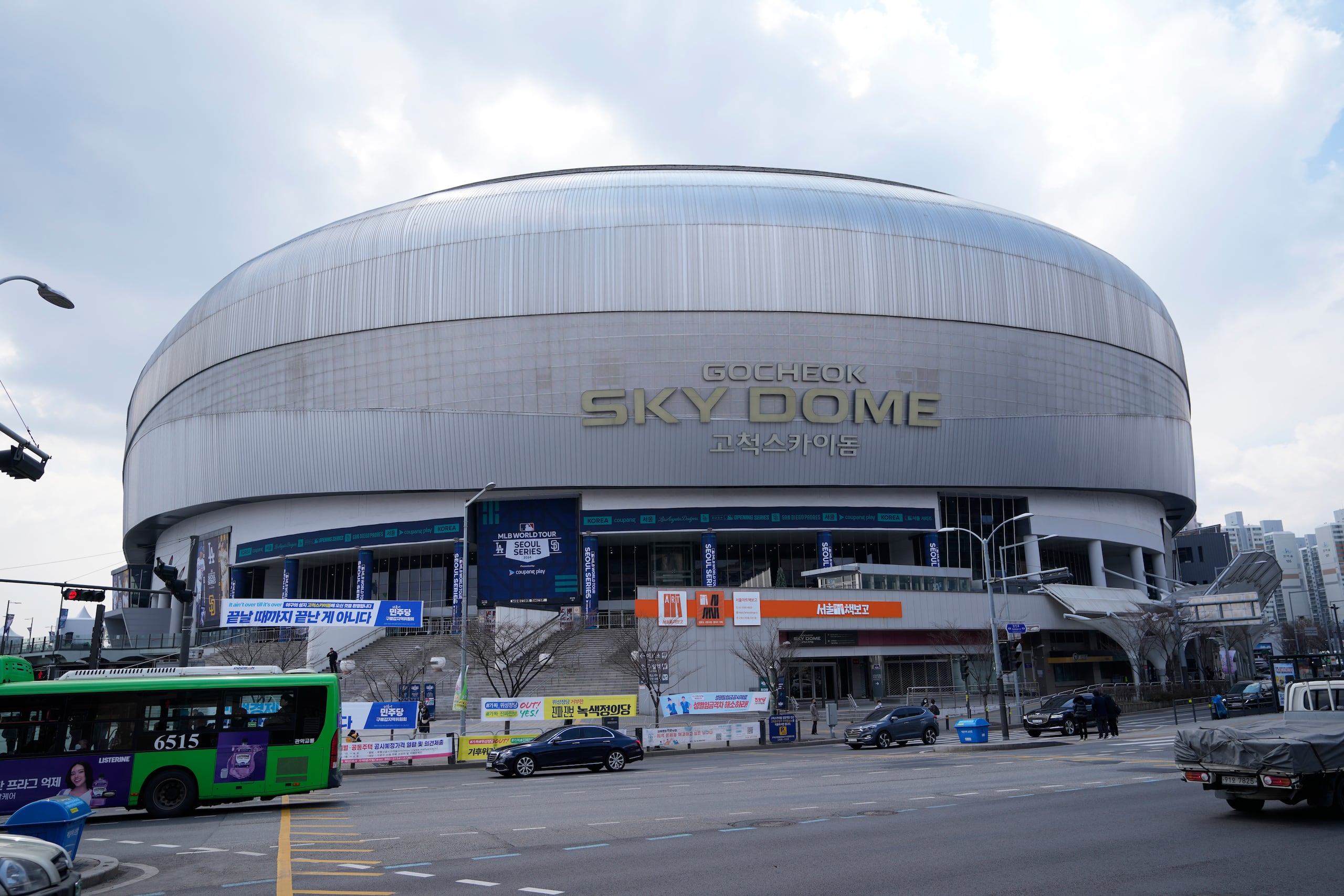 El Gocheok Sky Dome en Seúl, Corea del Sur antes del encuentro entre los Dodgers de Los Ángeles y Padres de San Diego para el primer juego de la temporada de la MLB el miércoles 20 de marzo del 2024. (AP Foto/Lee Jin-man)