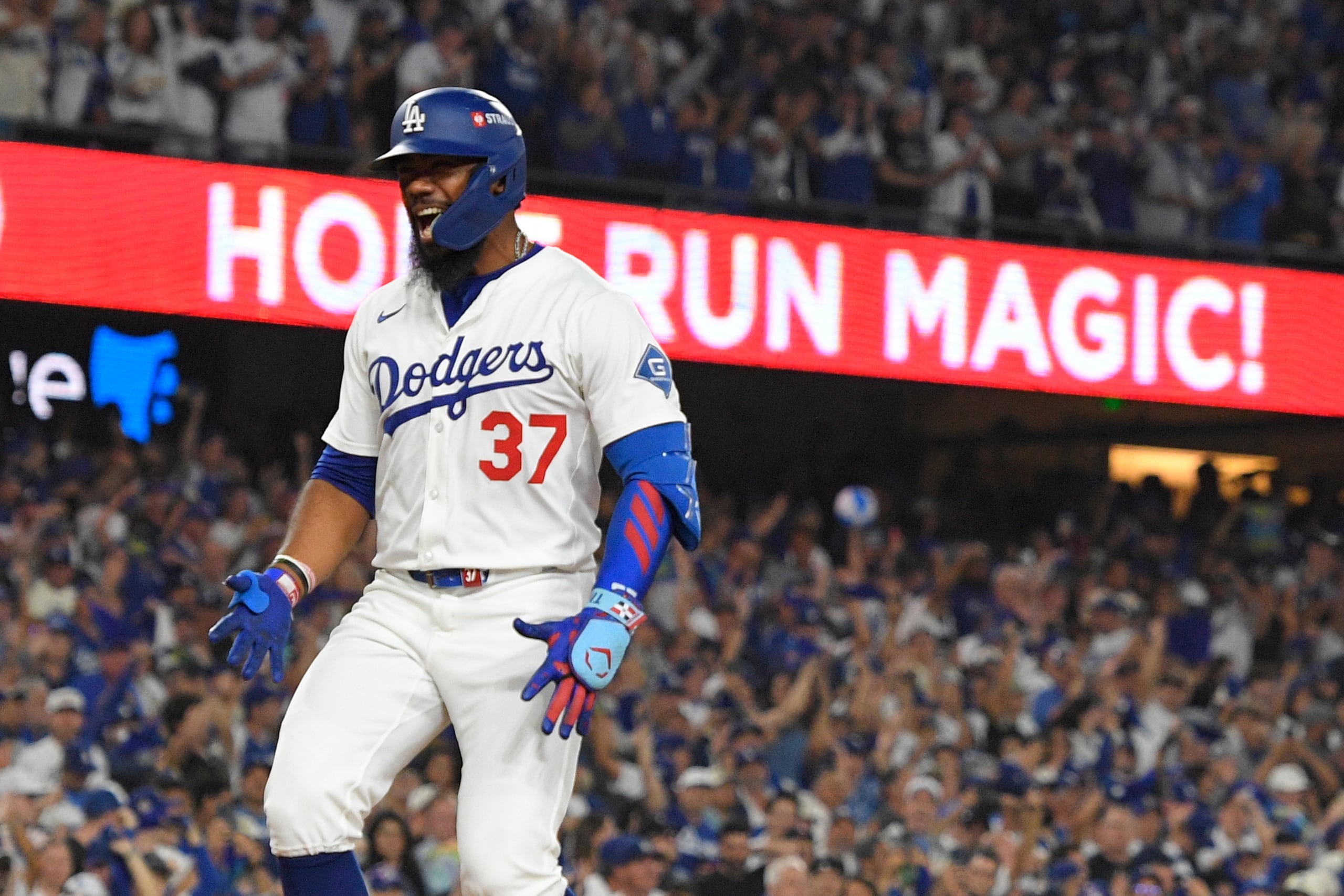 El dominicano Teoscar Hernández, de los Dodgers de Los Ángeles, festeja tras conectar un jonrón de tres carreras ante los Reds de Cincinnati.