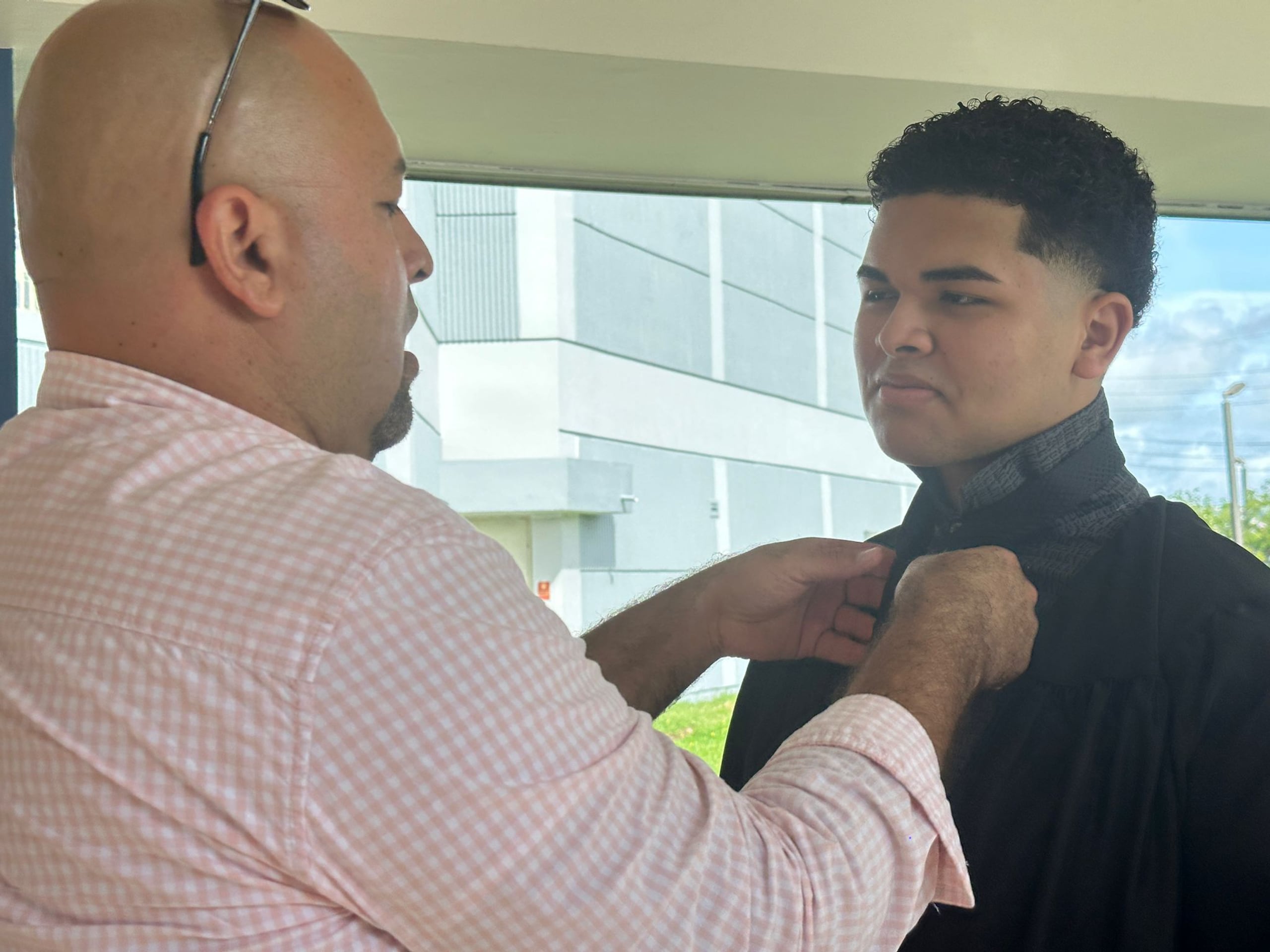 Su padre Luis se encargó de su educación hasta el octavo grado.