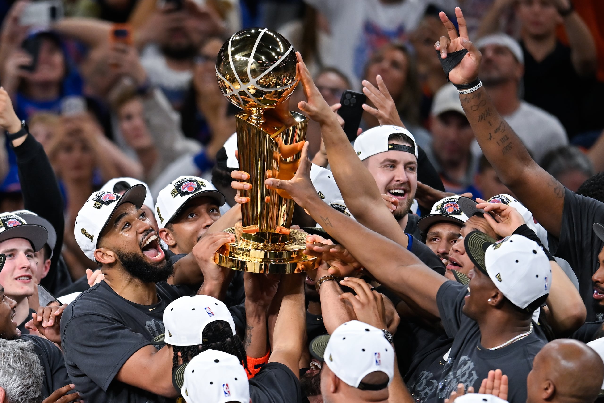 Los jugadores de los Knicks de Nueva York celebran con el trofeo de campeones de la NBA el Larry O'Brien después de derrotar a los Spurs de San Antonio.