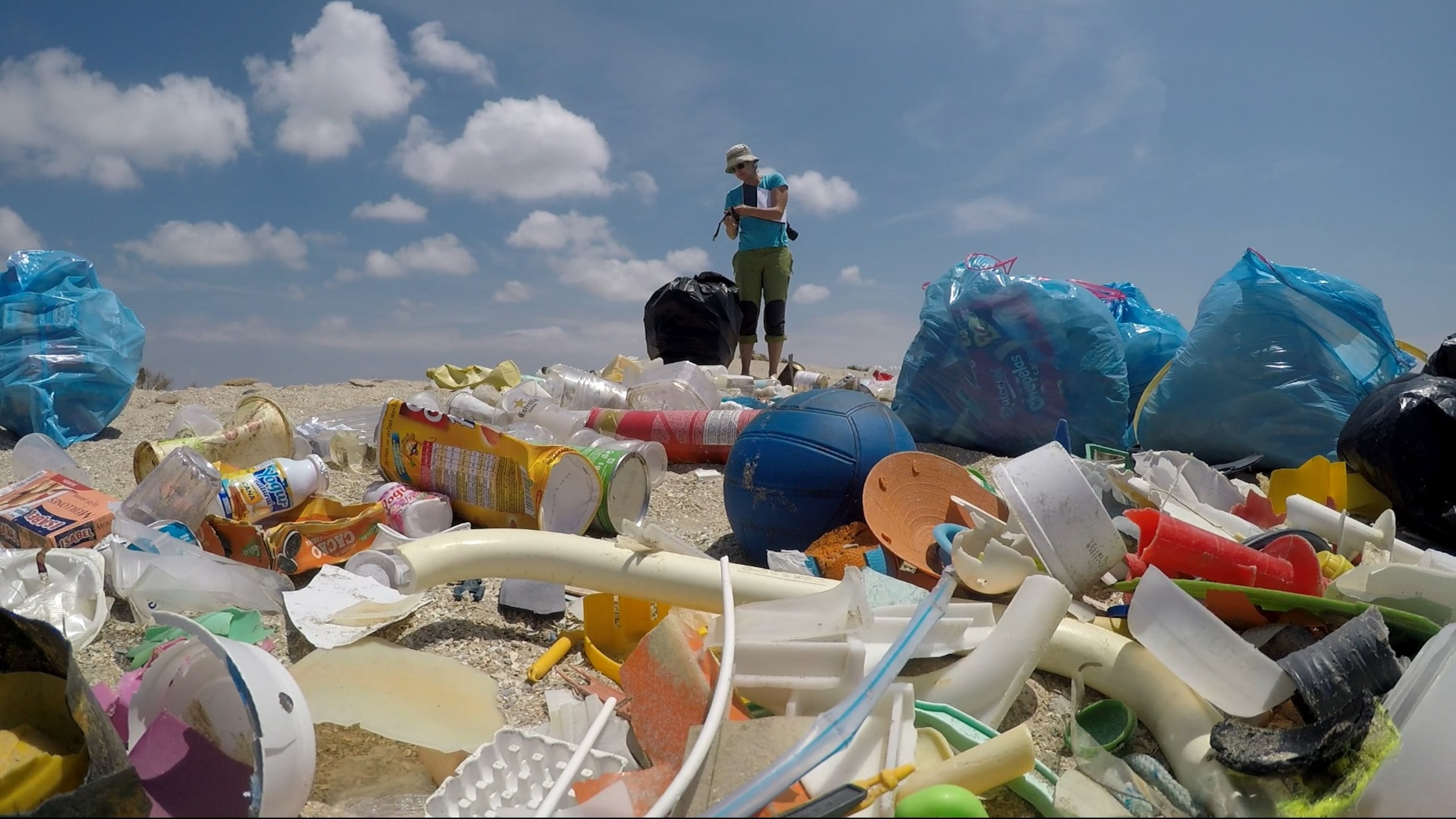 Se analizaron unas 300,000 imágenes proporcionadas por los satélites del Programa Copernicus de la UE, cuyos sensores, aunque no han sido diseñados específicamente para la detección de basura, sí han demostrado cierta capacidad para la detección del plástico.