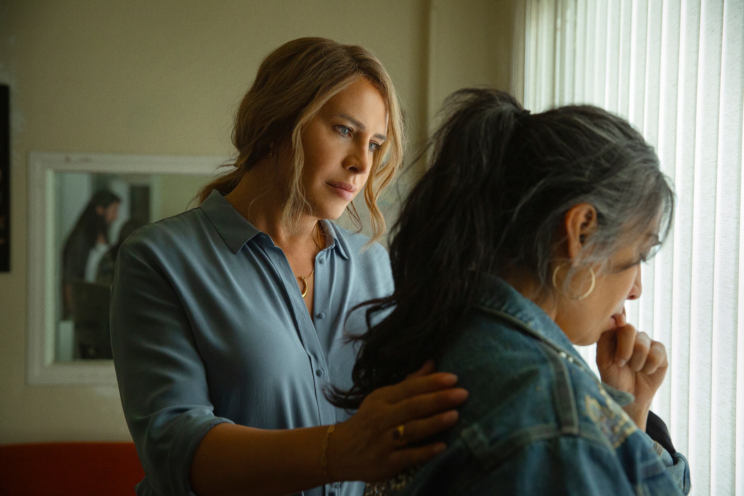 Karla Sofía Gascón, a la izquierda, aquí junto a la actriz Adriana Paz, es la protagonista de la película "Emilia Pérez". (Shanna Besson/Netflix via AP)