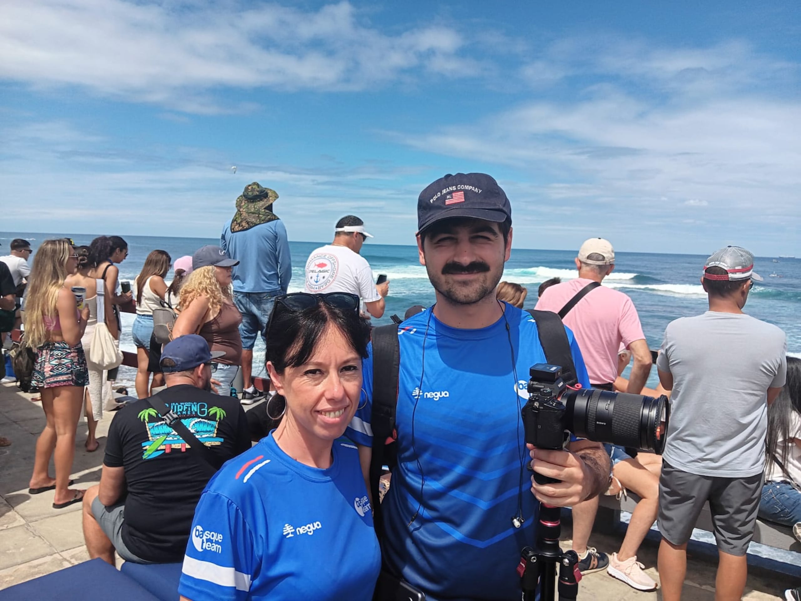 Elena Etxebarrieta es la representante del gobierno País Vasco presente en compañía de los surfers que apoyan de su región aunque compiten internacionalmente por España. El País Vasco es una comunidad autónoma española que quisiera poder contar con un derecho de representación independiente tal como el que tiene Puerto Rico en el deporte.
