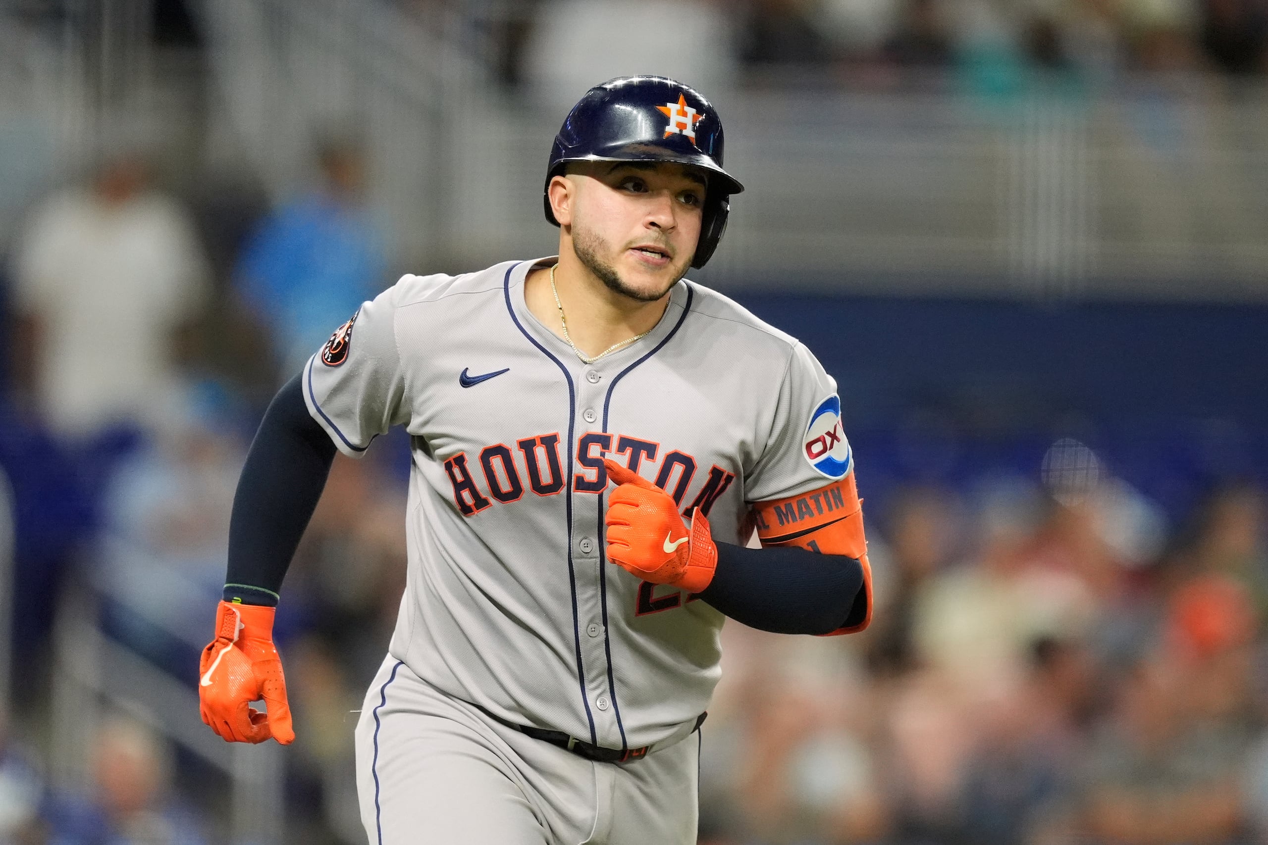 El dominicano Yainer Díaz, de los Astros de Houston, corre tras conectar un jonrón de tres carreras ante los Marlins de Miami, el martes 5 de agosto de 2025 (AP Foto/Rebecca Blackwell)