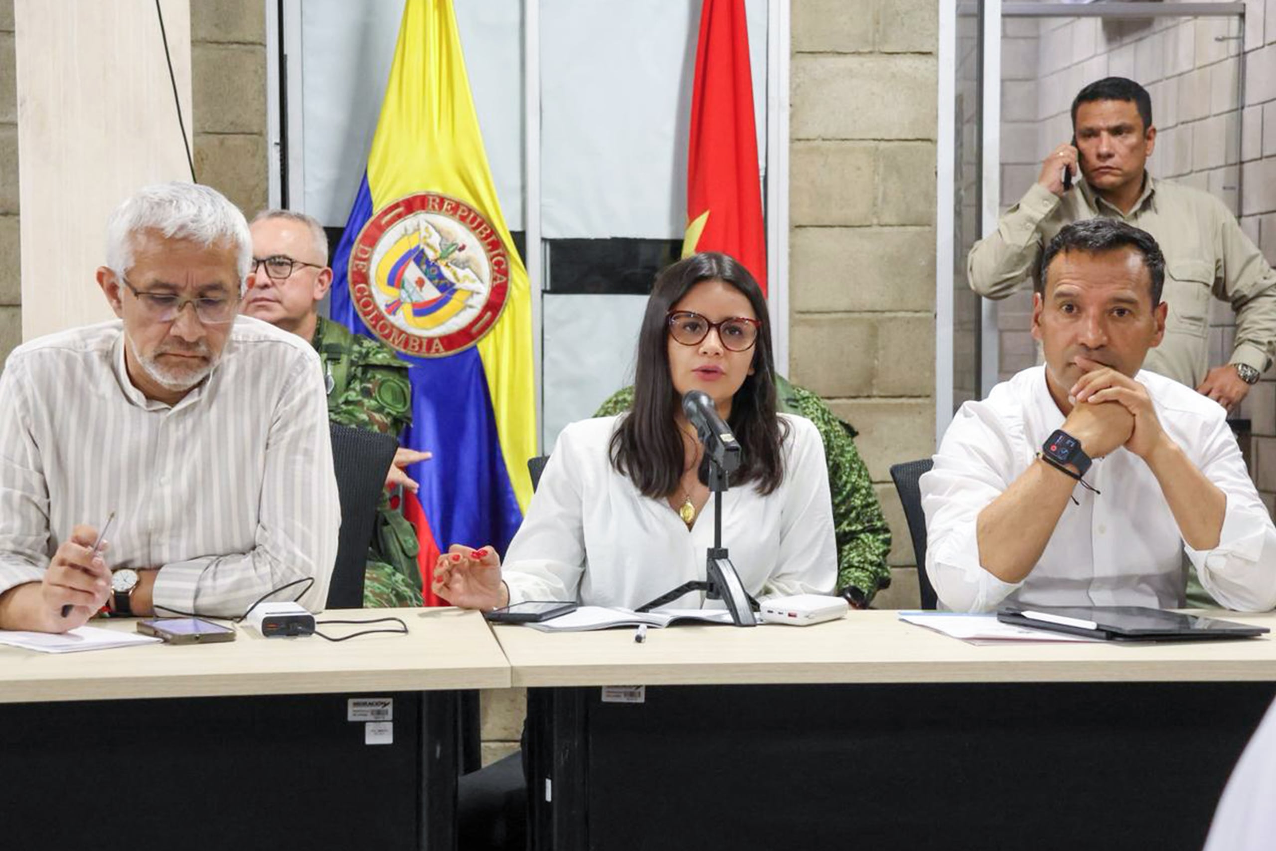 Fotografía cedida por la Presidencia de Colombia que muestra a la directora del Departamento Administrativo de la Presidencia de la República (Dapre), Angie Rodríguez (c), hablando junto al ministro de Defensa, Pedro Sánchez Suárez, en una rueda de prensa este sábado, en Cúcuta (Colombia). El Gobierno de Colombia desplegará 30.000 soldados a lo largo de los 2.219 kilómetros de frontera con Venezuela para garantizar la seguridad luego de la operación militar de Estados Unidos en ese país que acabó con la detención de Nicolás Maduro y de su esposa, Cilia Flores, quienes fueron trasladados a Nueva York. EFE/ Presidencia de Colombia /SOLO USO EDITORIAL/ NO VENTAS/ SOLO DISPONIBLE PARA ILUSTRAR LA NOTICIA QUE ACOMPAÑA (CRÉDITO OBLIGATORIO)