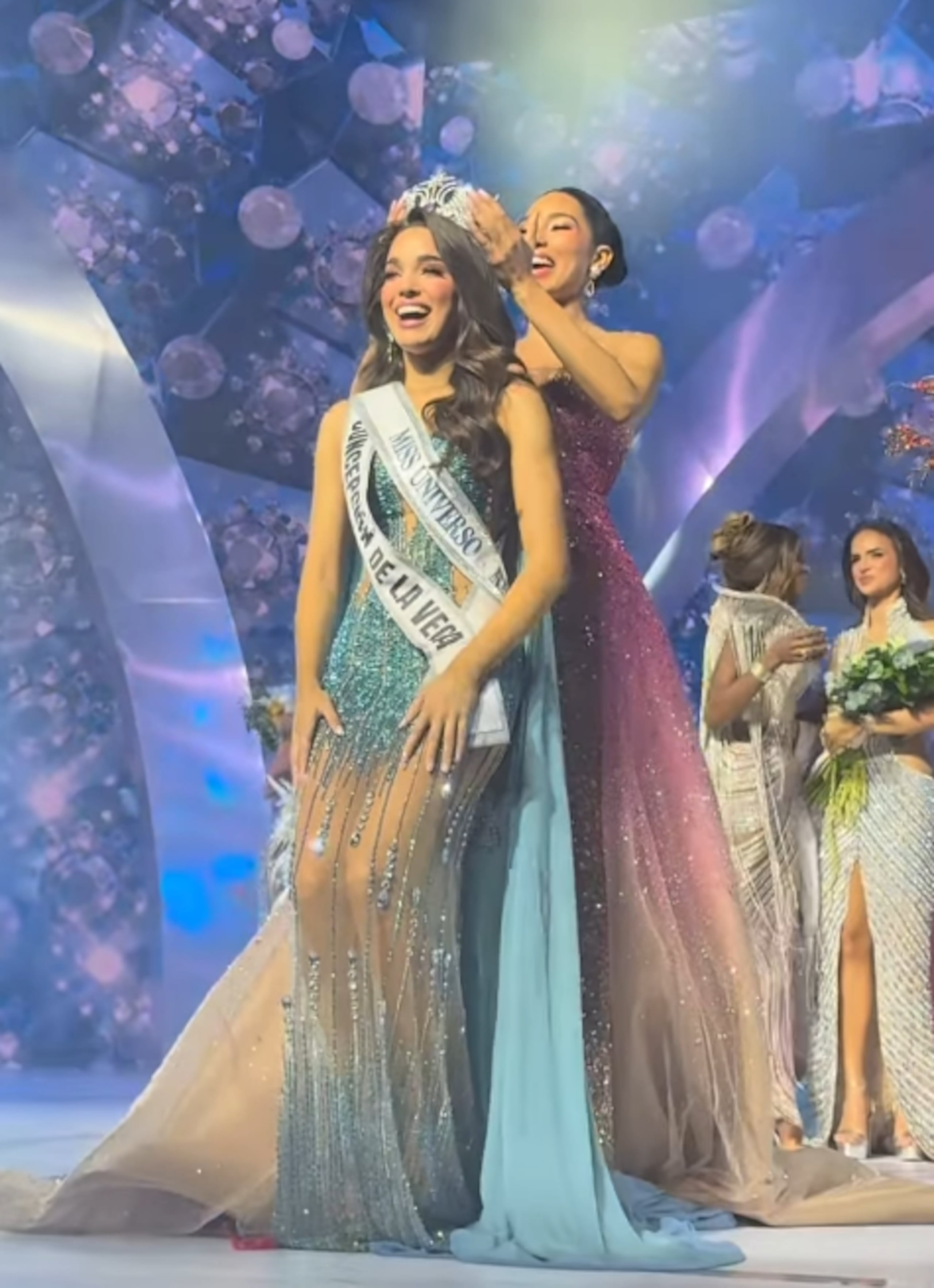Melissa Núñez, sonriente, recibió la corona sintiendo cómo un sueño se hacía realidad luego de un recorrido de certámenes de belleza y la preparación de pasarela desde su adolescencia.