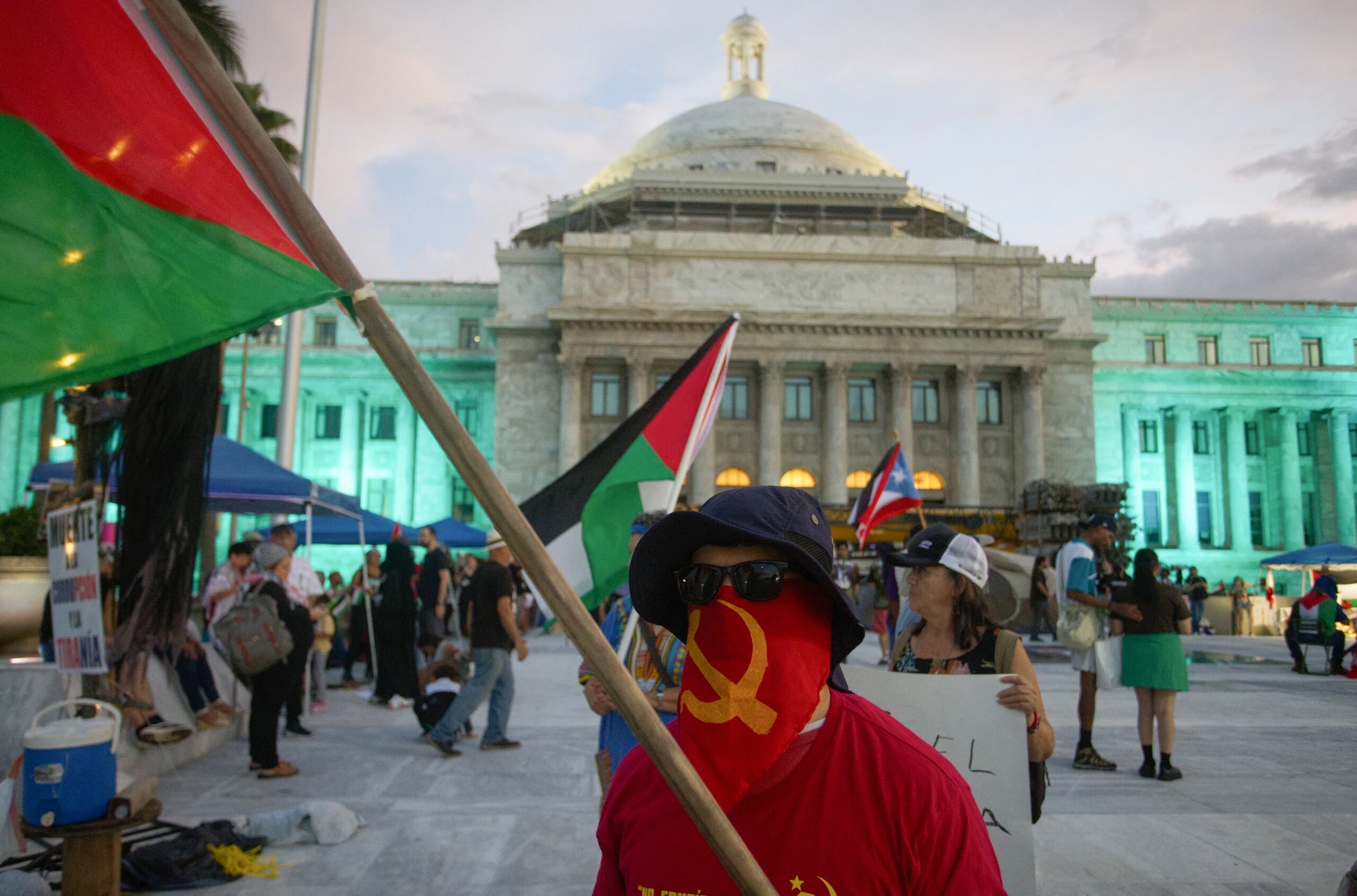 Además, los manifestantes hicieron sonar música palestina y un grupo comenzó a bailar el dabkeh, la danza tradicional palestina.