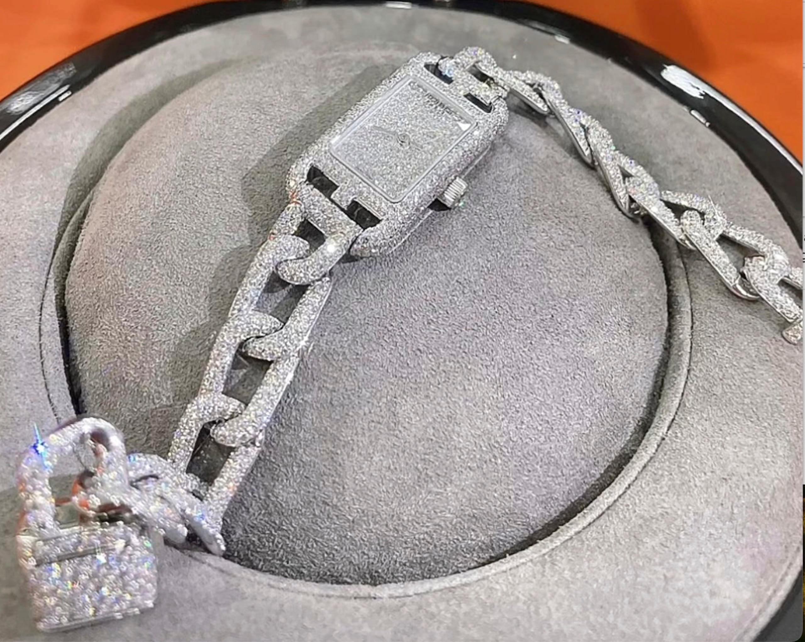 Fotografía sin fecha proporcionada por la Policía Metropolitana de un reloj Hermès que fue robado de una casa en Primrose Hill, Londres, el 7 de diciembre de 2024. (Metropolitan Police via AP)