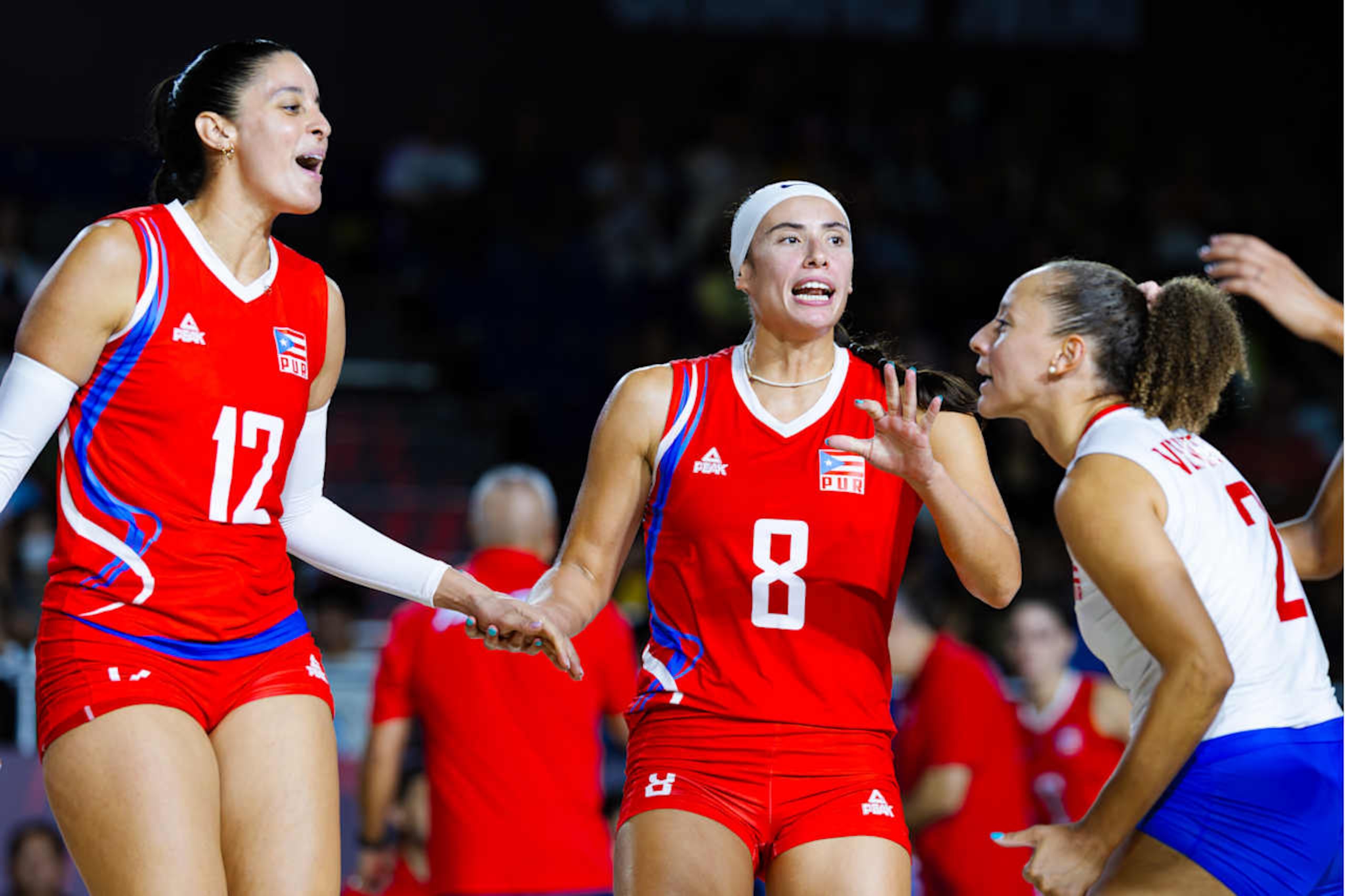 Neira Ortiz, Valeria Vázquez y Shara Venegas celebrando un punto de las boricuas.