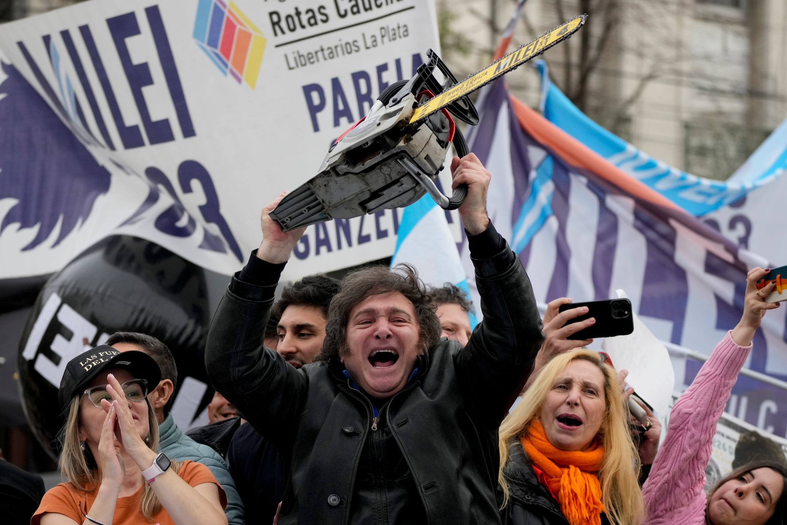 ARCHIVO - Javier Milei, aspirante a la presidencia por la coalición La Libertad Avanza, blande una motosierra durante un mitin el 12 de septiembre de 2023, en La Plata, Argentina. (AP Foto/Natacha Pisarenko, archivo)