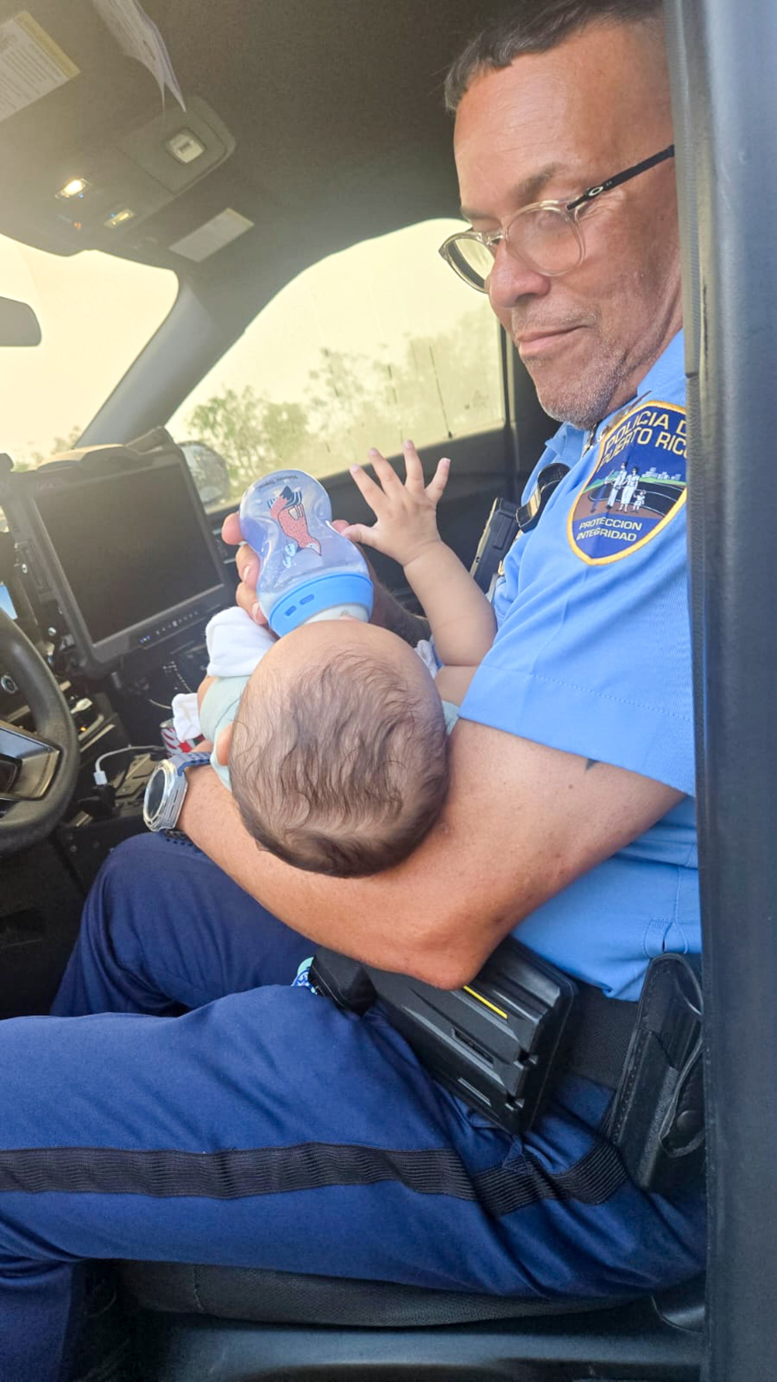 Carlos González Vélez, adscrito a la División de Autopista de Arecibo, fue captado mientras cuidaba a un bebé cuyo padre había resultado herido en un accidente de tránsito.