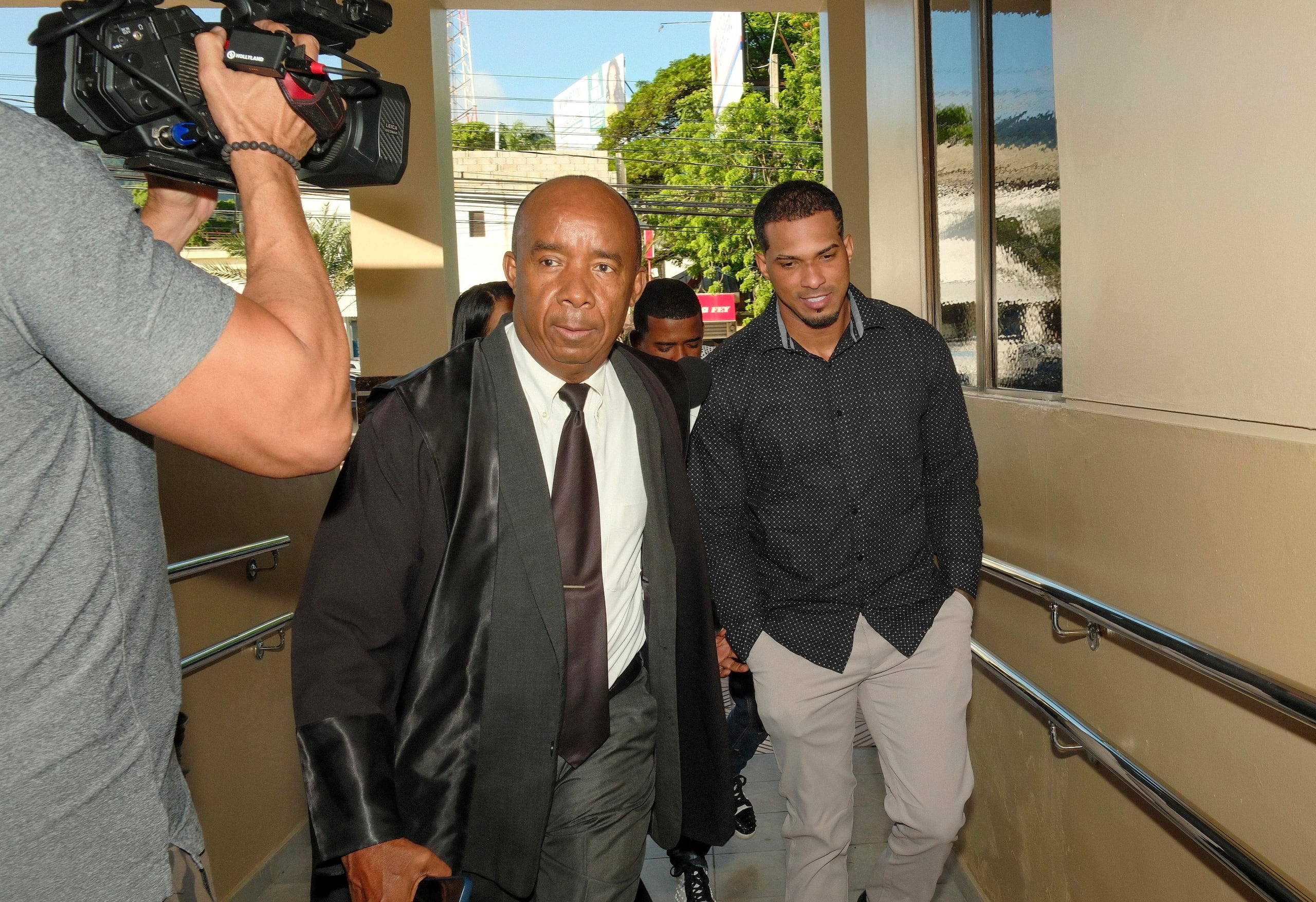 Wander Franco, pelotero dominicano de los Rays de Tampa Bay, llega a la corte acompañado de su abogado Teodosio Jáquez, el jueves 12 de diciembre de 2024, en Puerto Plata.