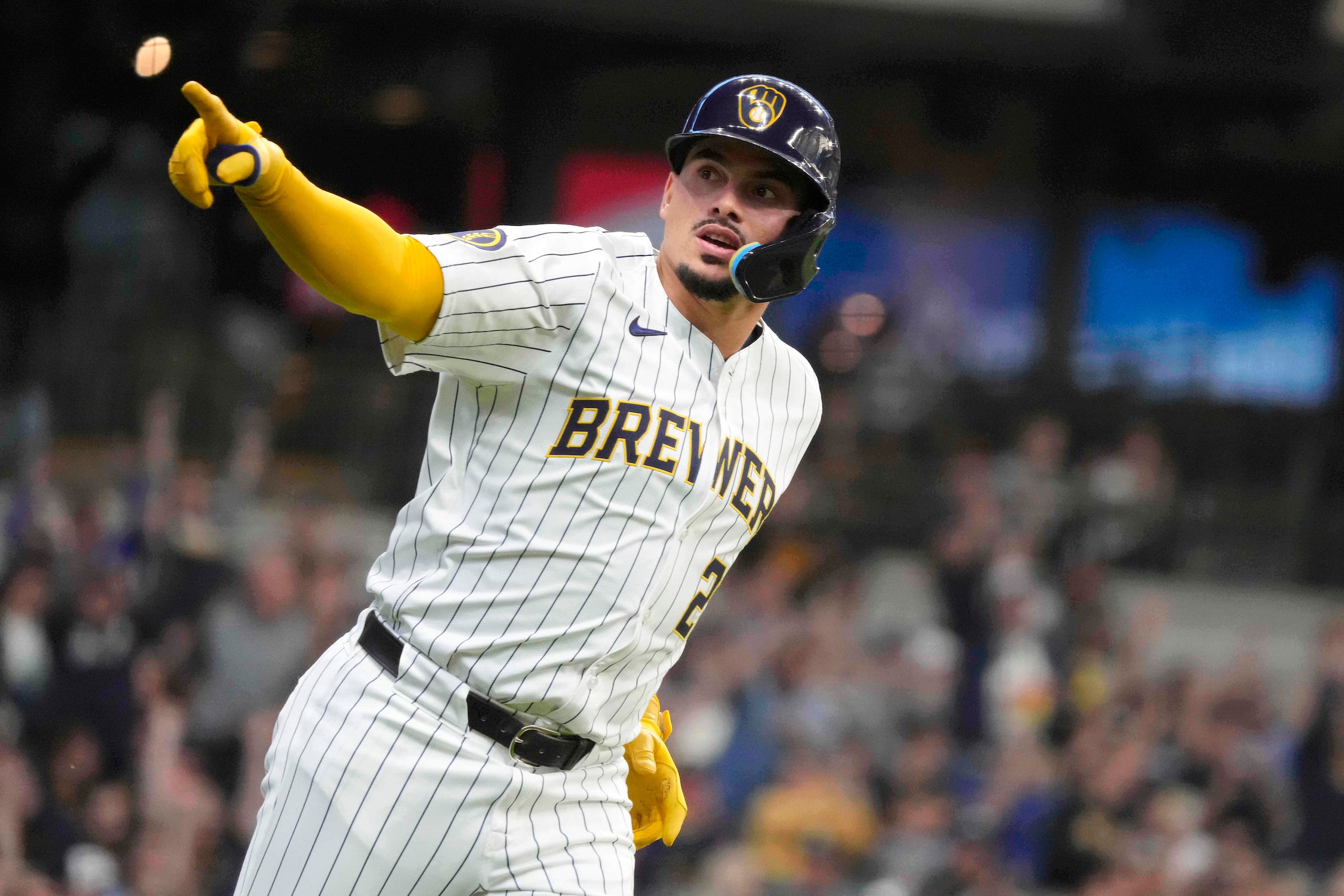 Adames, de 29 años, viene de su mejor temporada ofensiva en las Grandes Ligas después de batear .251 con 32 jonrones (la mayor cantidad en su carrera) y 112 carreras impulsadas con los Brewers de Milwaukee.