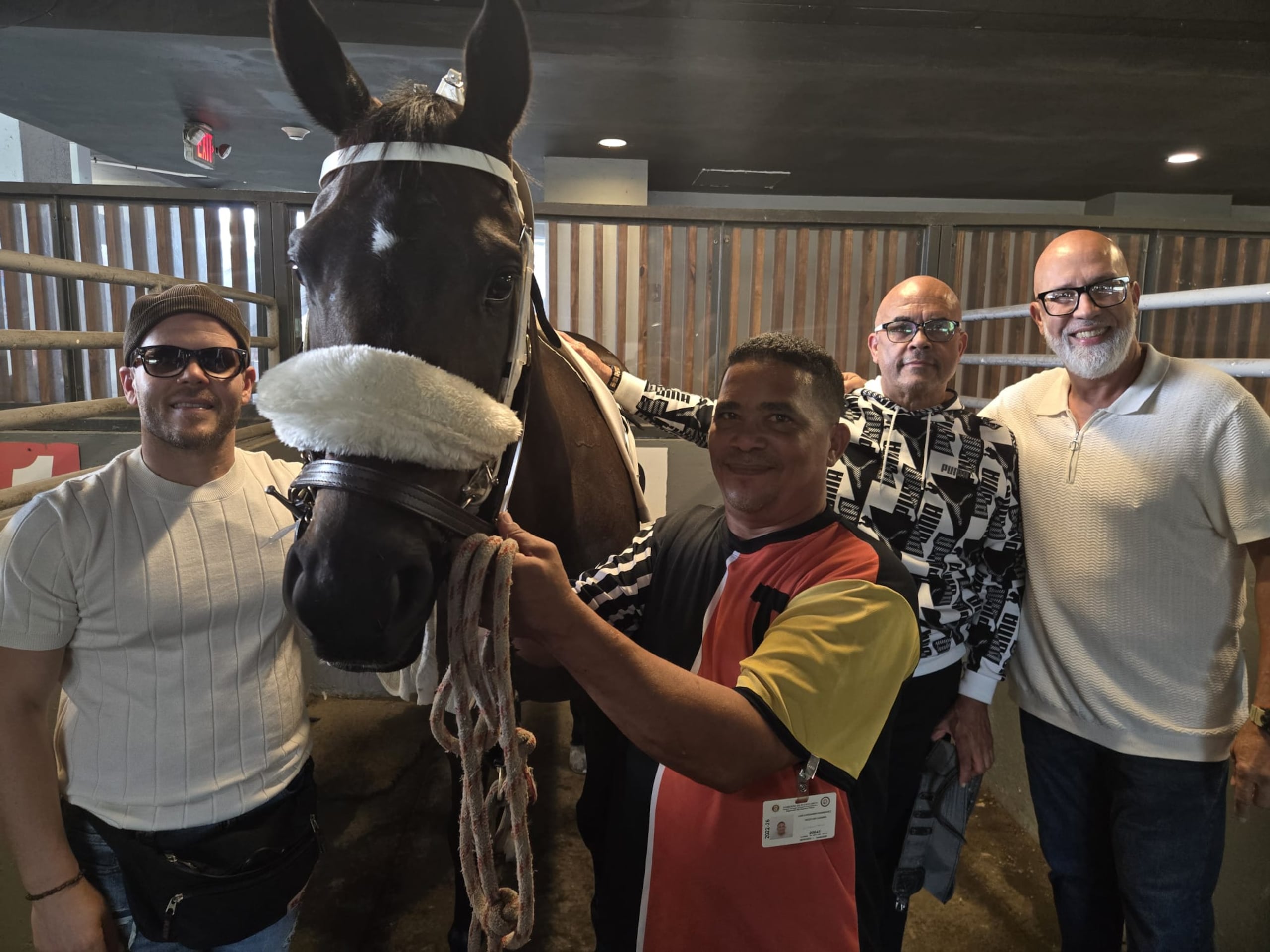 Carlos Tarrats -a la derecha- junto a End All Get All previo a su presentación del Año Nuevo y rodeado de su equipo; el entrenador Julio Casablanca, el groomer de apodo Galleta y el apoderado de Tarrats NACC Racing, Evan Casablanca.