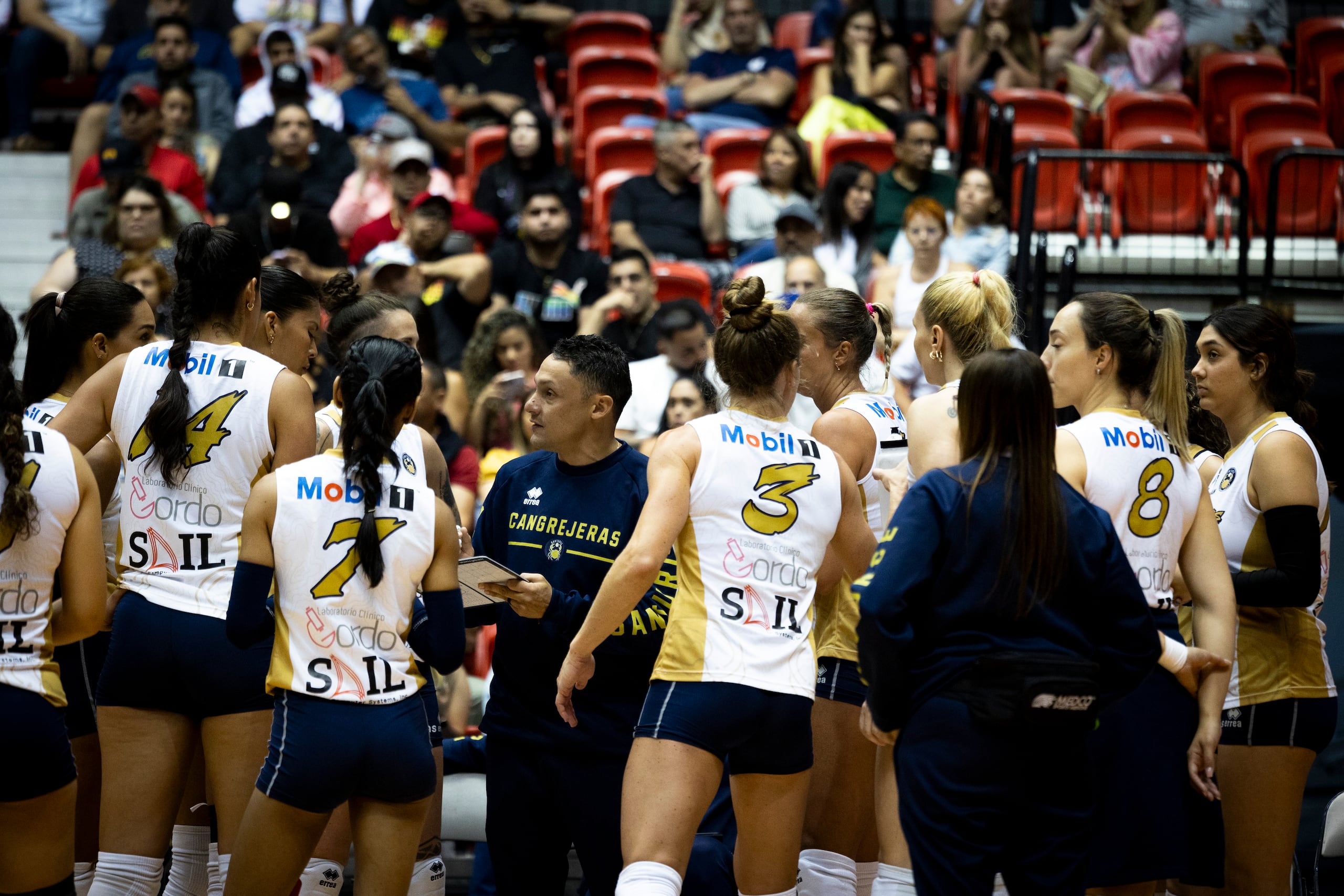 Jamille Torres y las Cangrejeras de Santurce durante un partido de la LVSF.