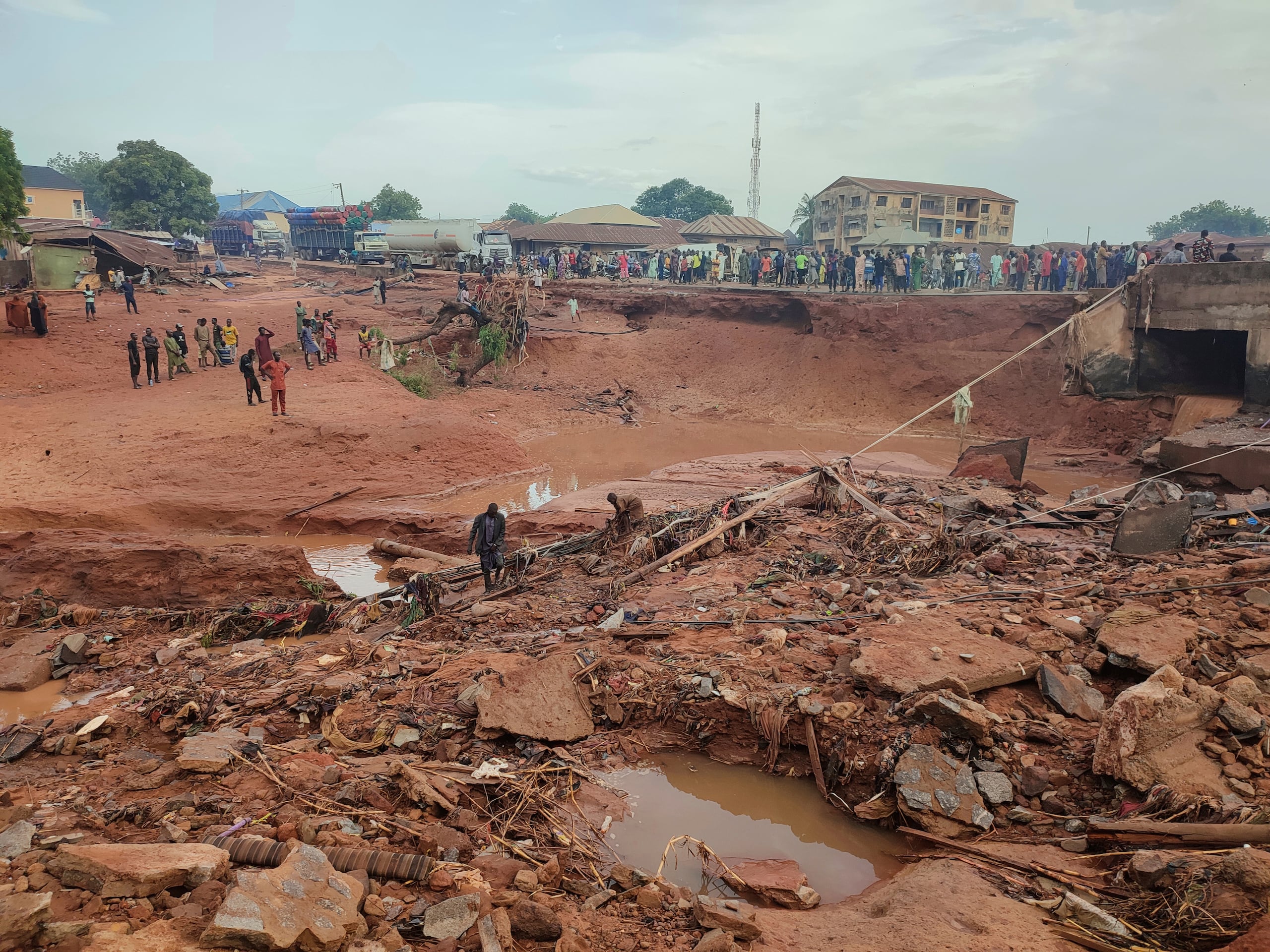 Al menos 200 personas murieron a finales de mayo en el estado de Níger, en el centro-norte de Nigeria, después de que una lluvia torrencial devastara Mokwa, un pueblo agrícola.
