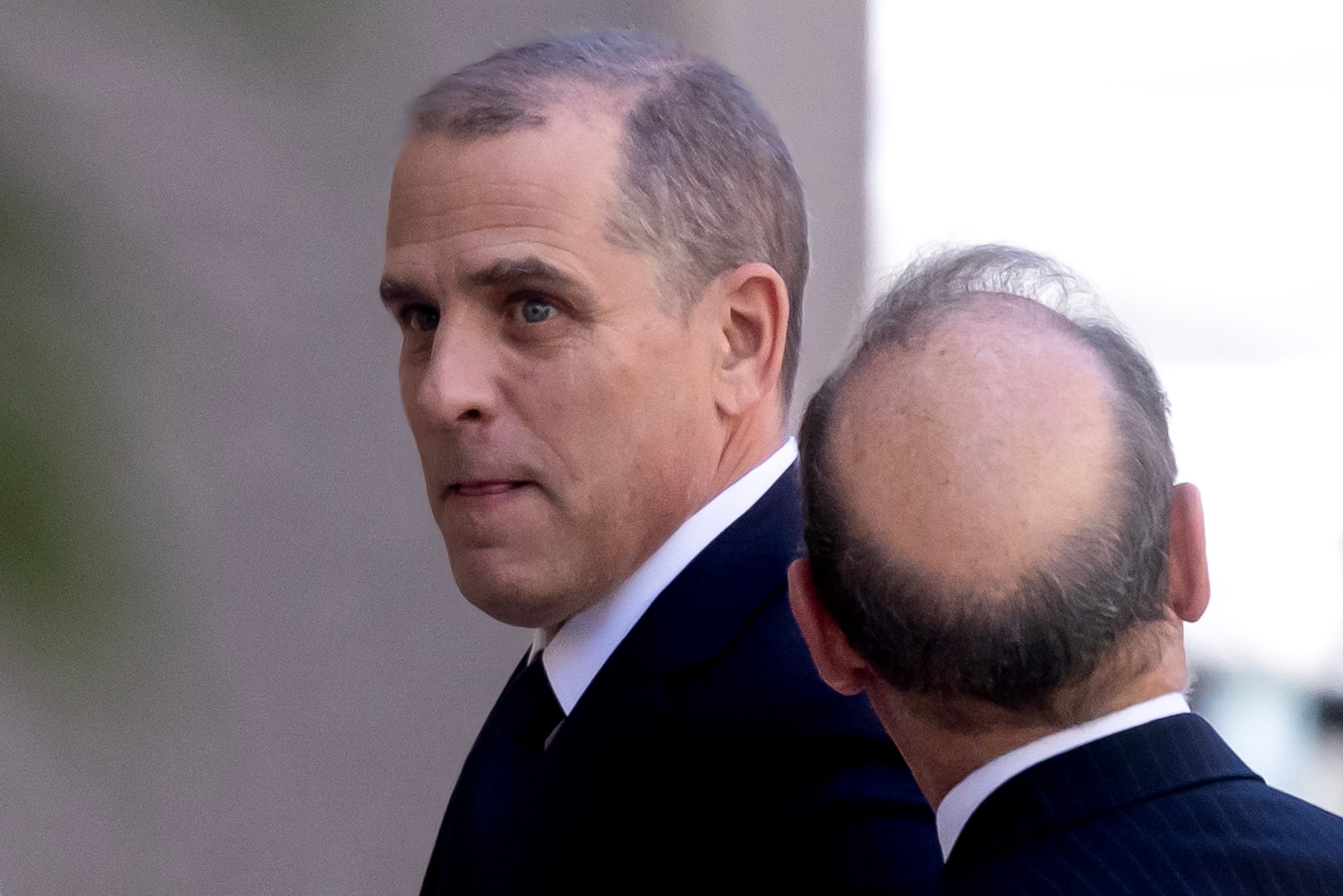 Hunter Biden (i), hijo del presidente de Estados Unidos -Joe Biden-, fue registrado este martes, 3 de octubre, a su llegada al Tribunal Federal del Distrito, en Wilmington (Delaware, EE.UU.). (EFE/Michael Reynolds)