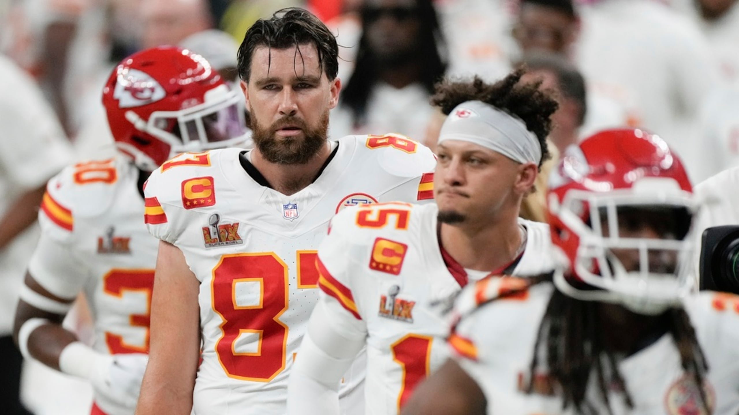 El tight end Travis Kelce (87), el quarterback Patrick Mahomes (15) y el running back Kareem Hunt (29) se retiran del emparrillado al finalizar el primer tiempo del Super Bowl contra los Eagles de Filadelfia, el 9 de febrero de 2025, en Nueva Orleans.