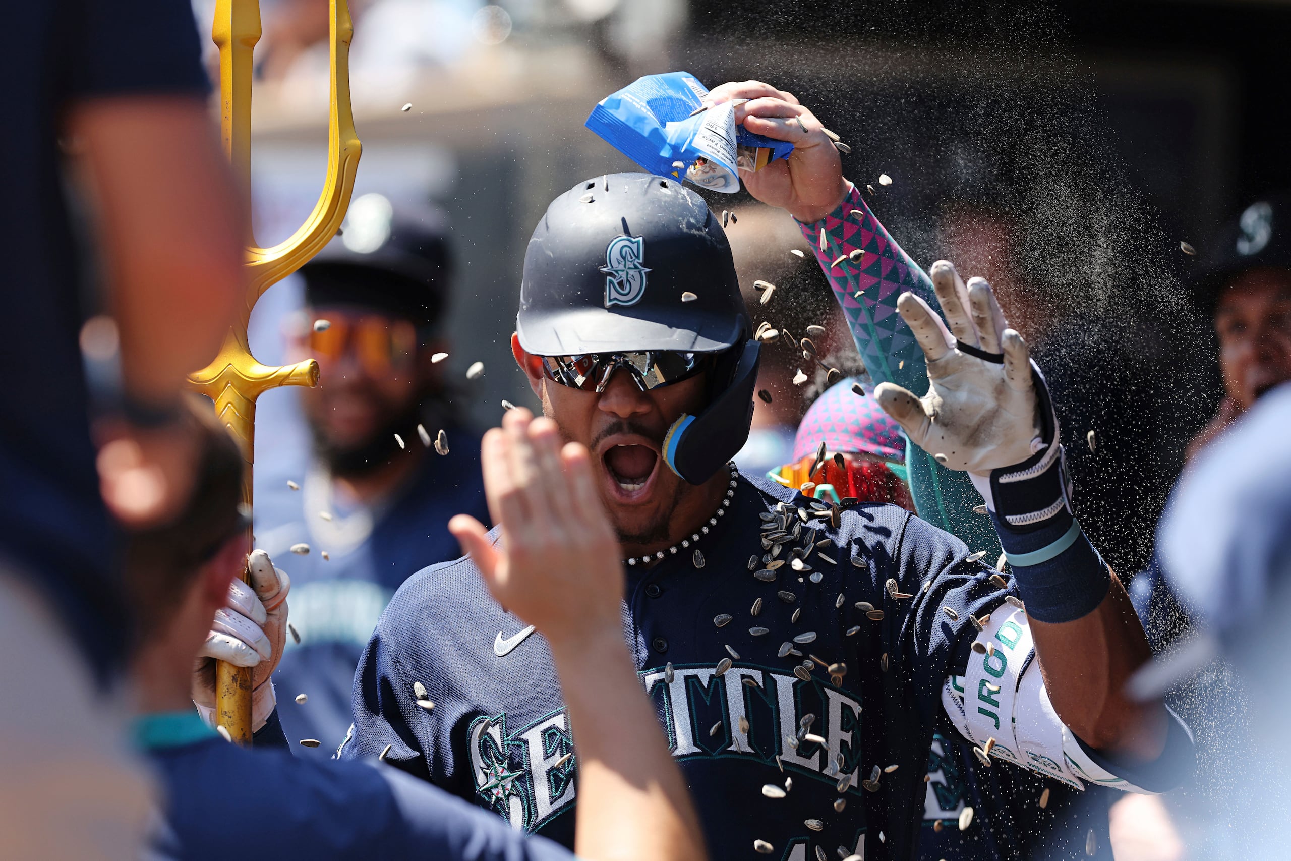 Julio Rodríguez de los Marineros de Seattle celebra tras conectar un jonrón ante los Mellizos de Minnesota.