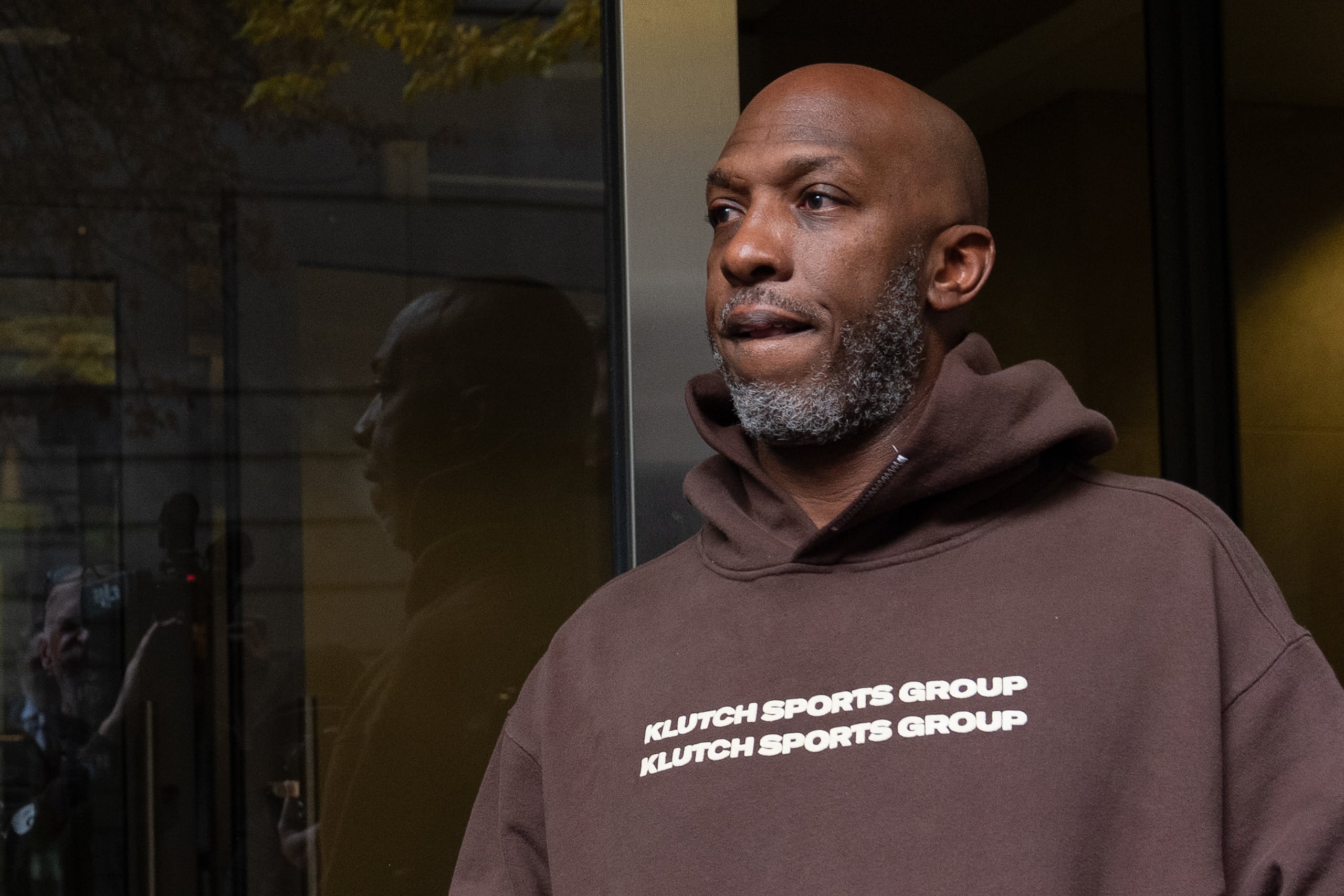 Chancey Phillips, entrenador de los Trail Blazers de Portland, abandona el tribunal federal tras una comparecencia, el jueves 23 de octubre de 2024, en Portland. (AP Foto/Jenny Kane)