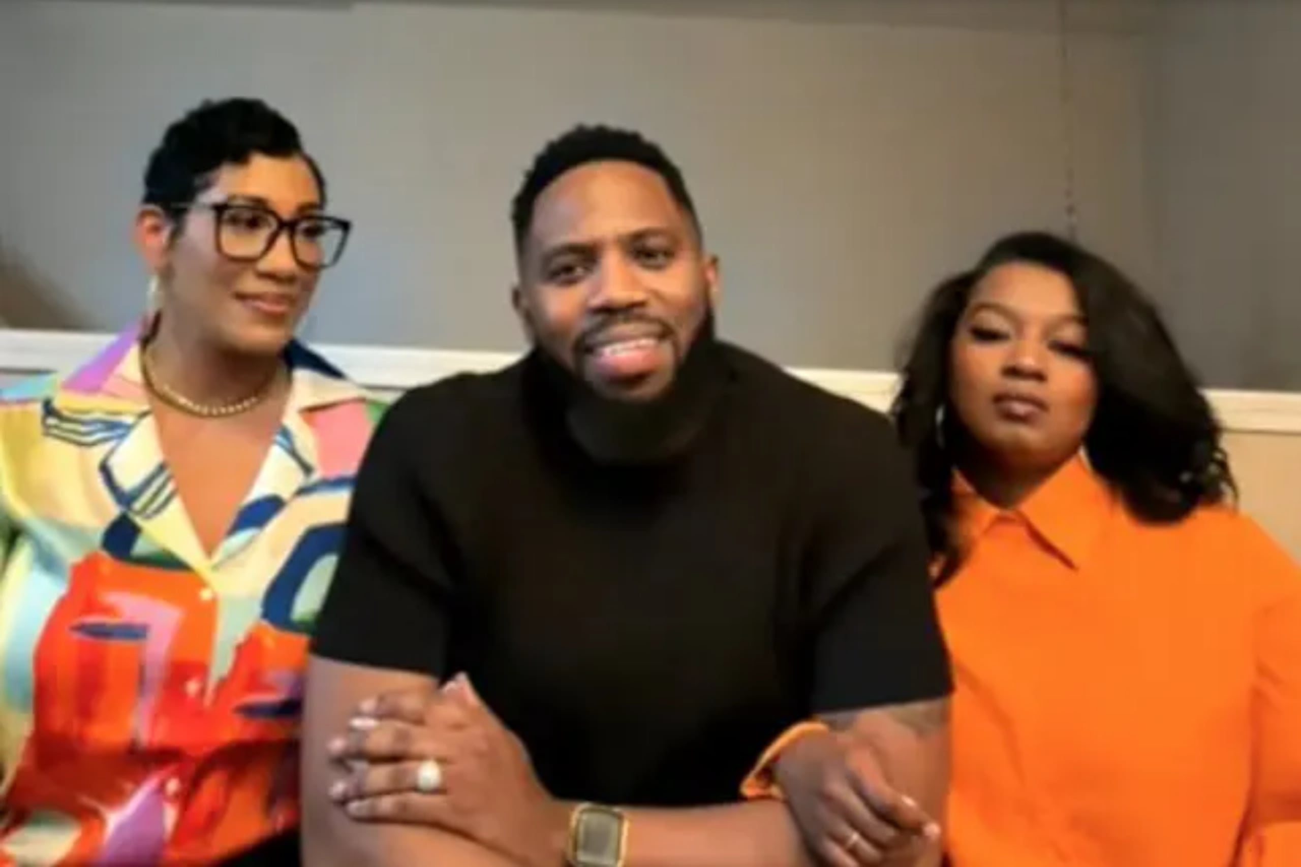 El pastor Israel Ford junto a Lydia y Shakayla durante su participación en el programa digital donde defendieron su convivencia como un “matrimonio espiritual”.