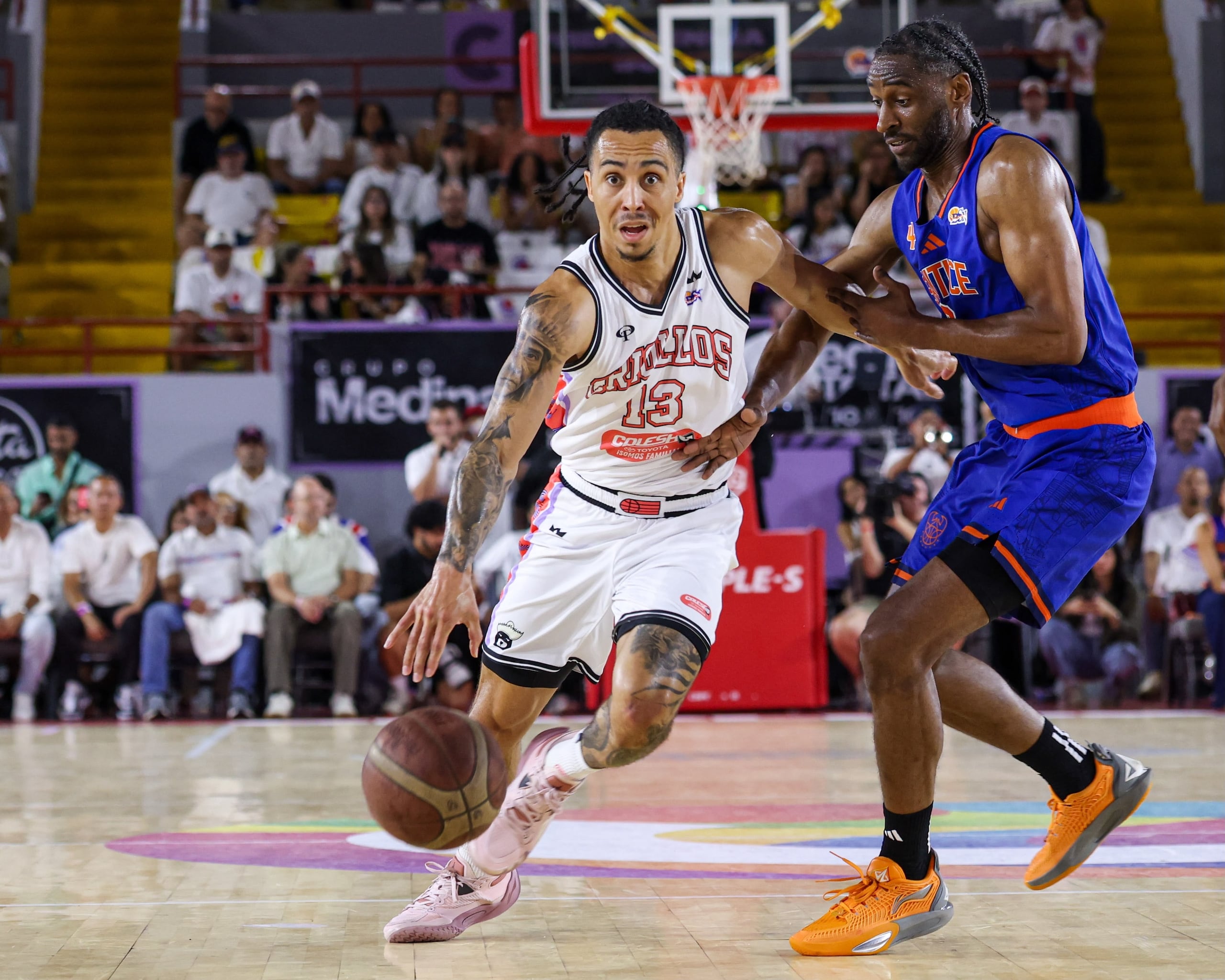 Travis Trice busca atacar el canasto ante la defensa de Ian Clark en el primer juego de la semifinal de la Conferencia A entre los Cangrejeros y los Criollos.