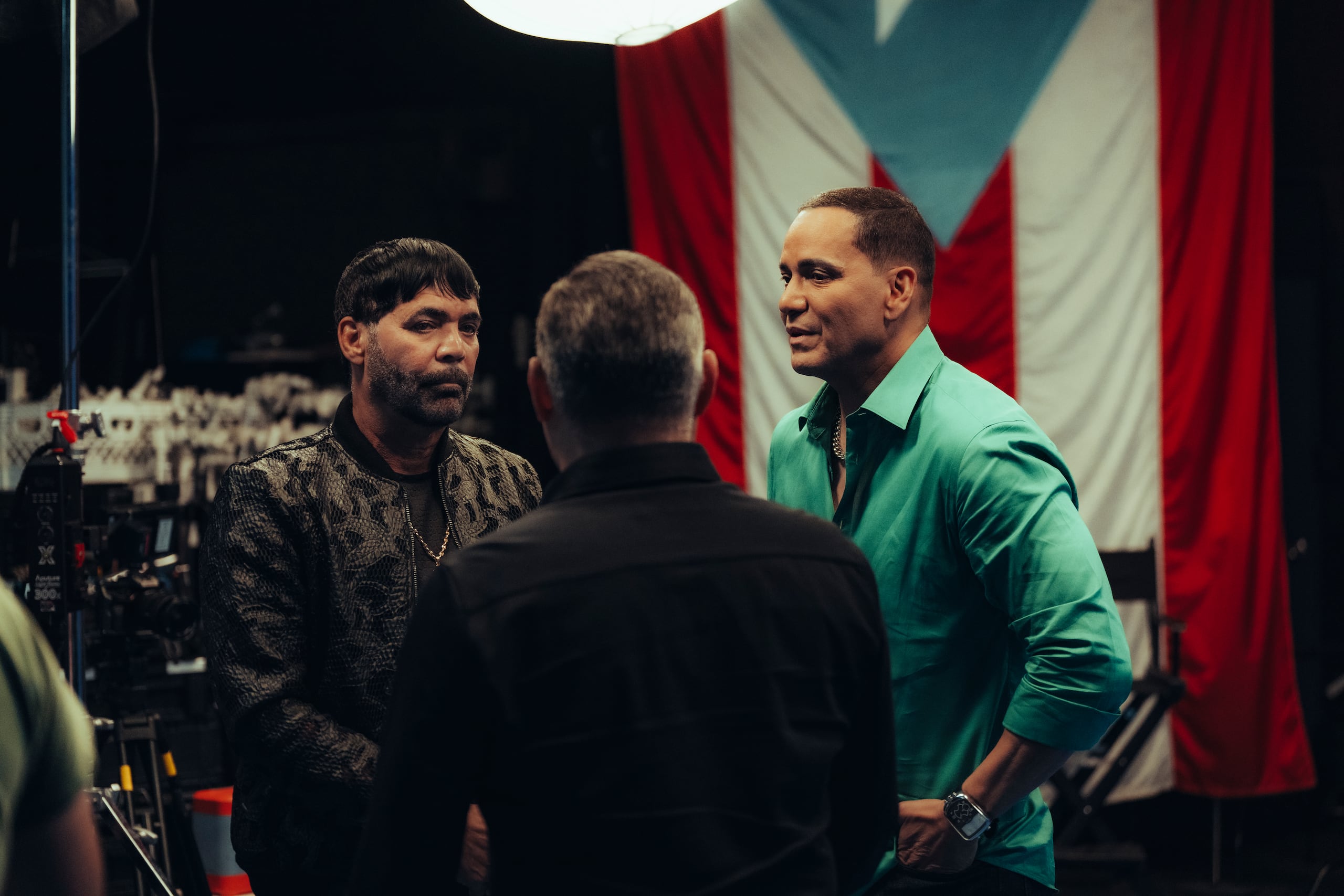 Willie González lo acompaña en el tema "No quería mentir".
