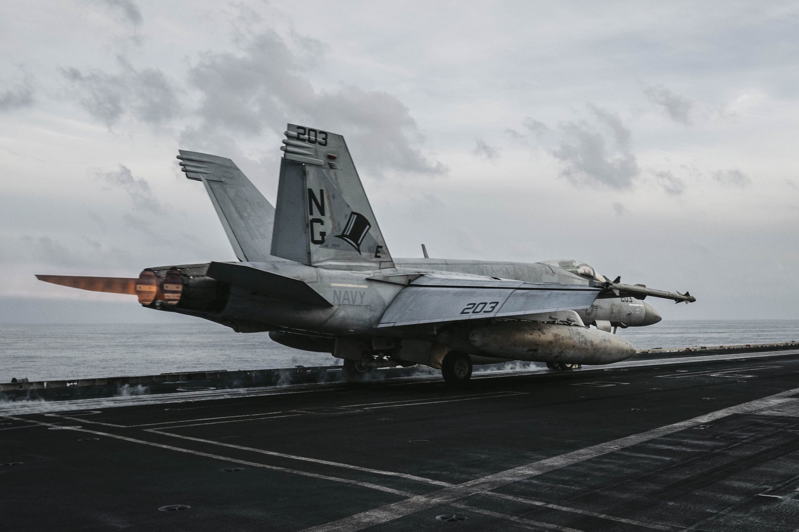 Fotografía difundida por el CENTCOM que muestra un avión de combate en el USS Abraham Lincoln mientras navega en aguas regionales. (EFE/ CENTCOM)
