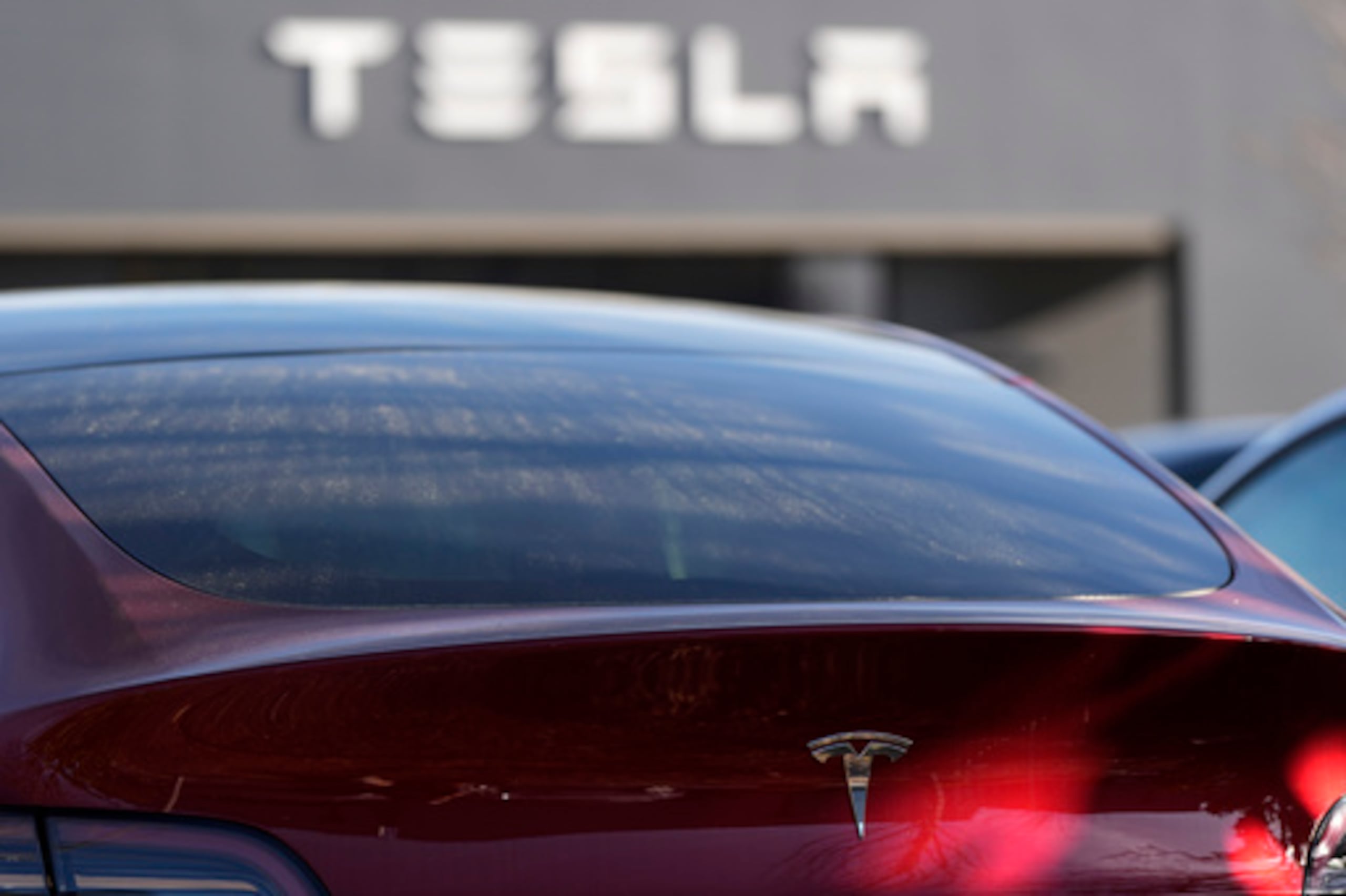 Muchos de los conductores de Tesla dijeron que los autos no les dieron ninguna advertencia sobre el comportamiento inesperado.