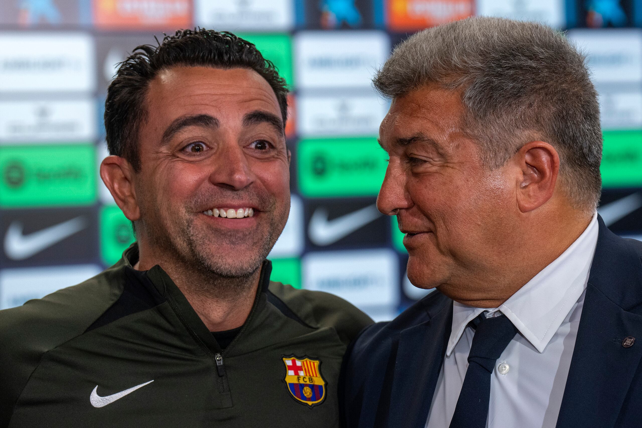 Xavi Hernández sonríe al lado del presidente Joan Laporta durante una rueda de prensa el pasado abril.