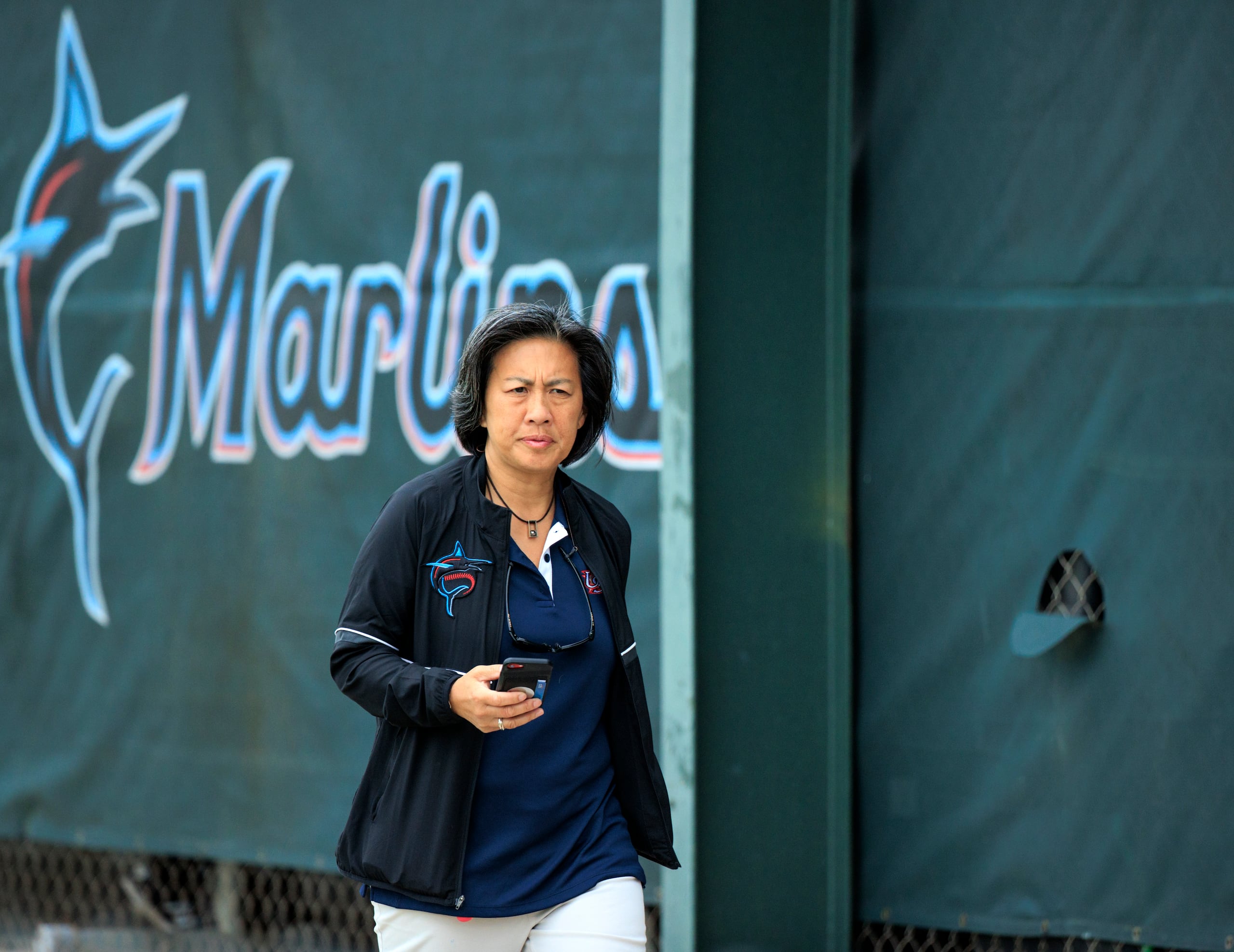 En esta foto de 15 de marzo del 2022, la gerente general de los Marlins de Miami Kim Ng camina en las instalaciones del Estadio Roger Dean de los entrenamientos de primavera. El lunes 16 de octubre del 2023, Ng deja su cargo como gerente general del equipo al no aceptar la propuesta del equipo para seguir en su posición.