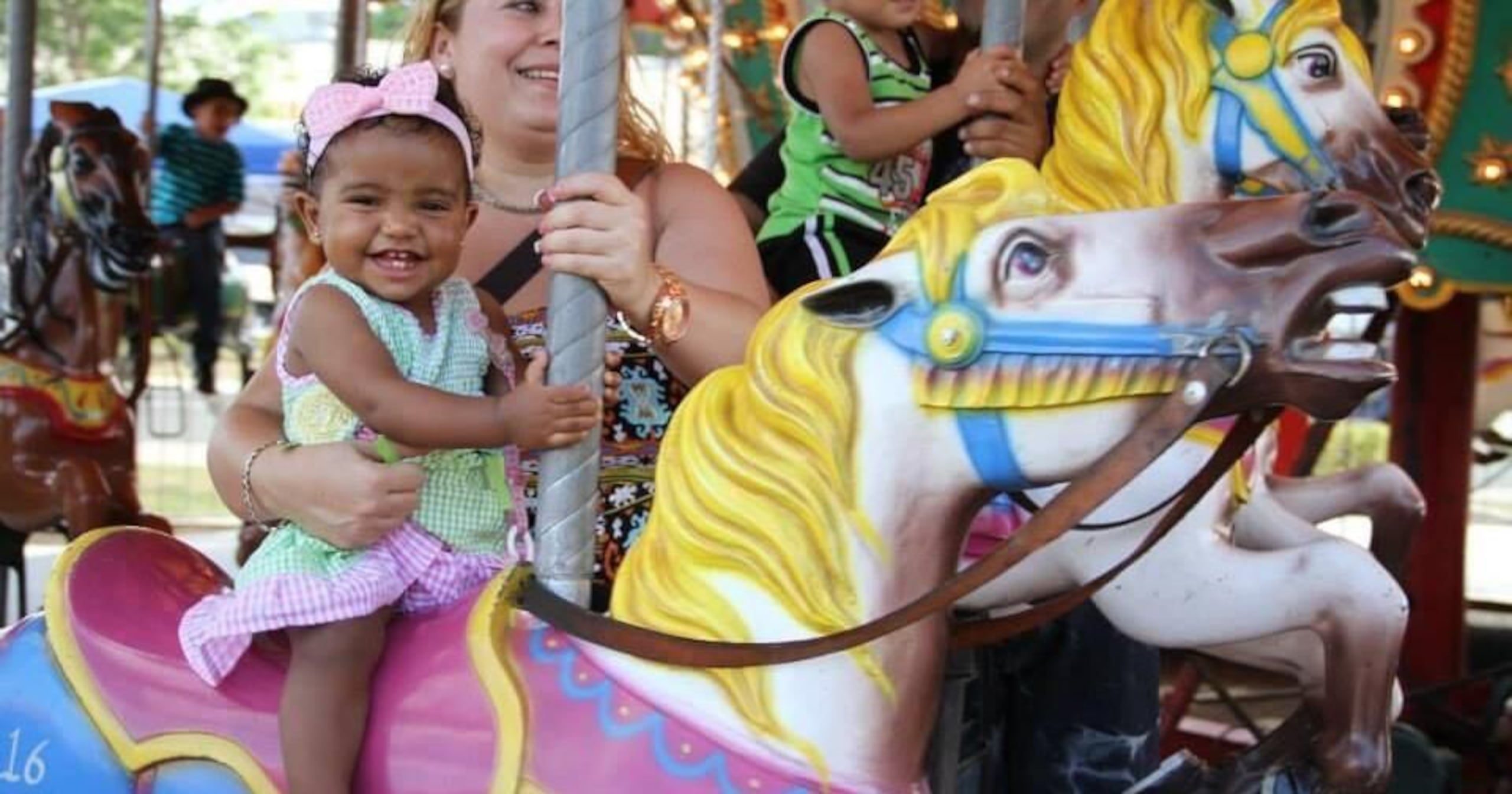 Las familias pueden disfrutar del carrusel para los niños libre de costo.
