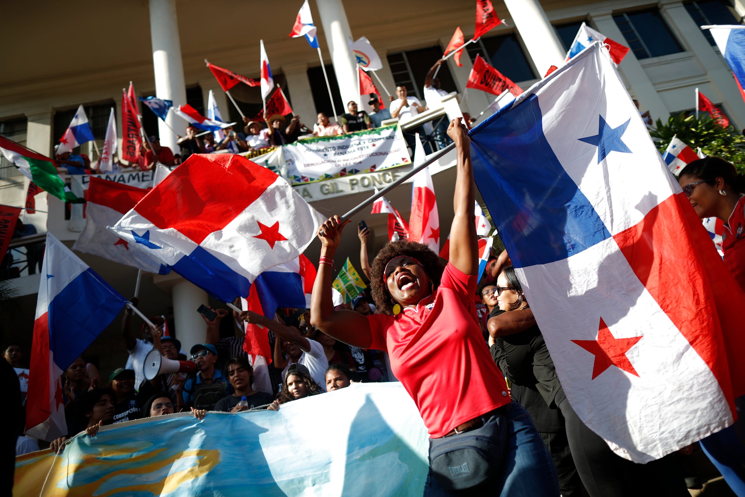 Panameños celebran tras conocer la decisión de la Corte suprema de Justicia de Panamá, que declaró inconstitucional el contrato de explotación de cobre a cielo abierto en la mina de cobre Panamá.