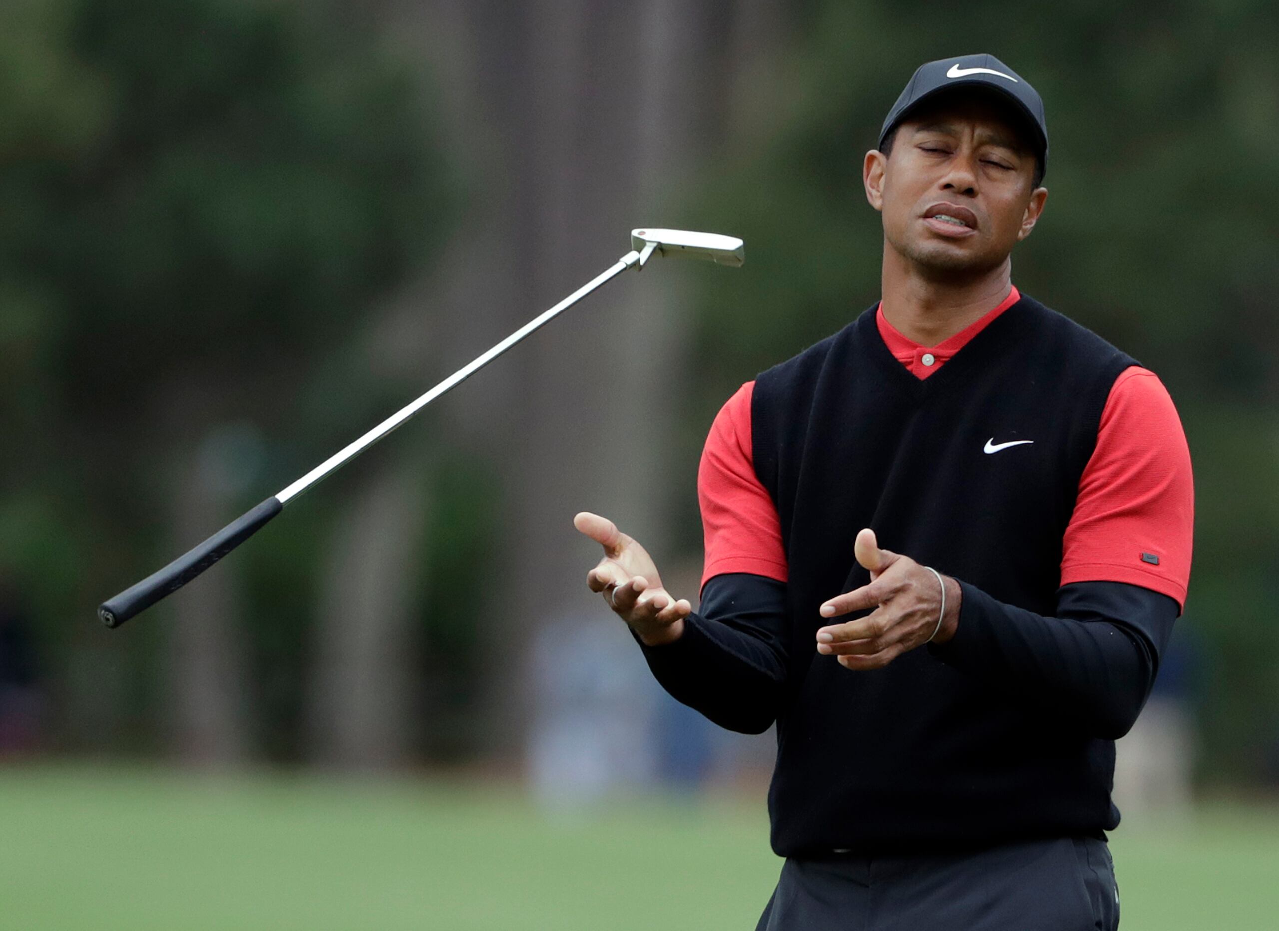 Tiger Woods suelta su palo en el décimo green durante la ronda final del torneo Players Championship, el 17 de marzo de 2019, en Ponte Vedra Beach, Florida. (AP Foto/Lynne Sladky)