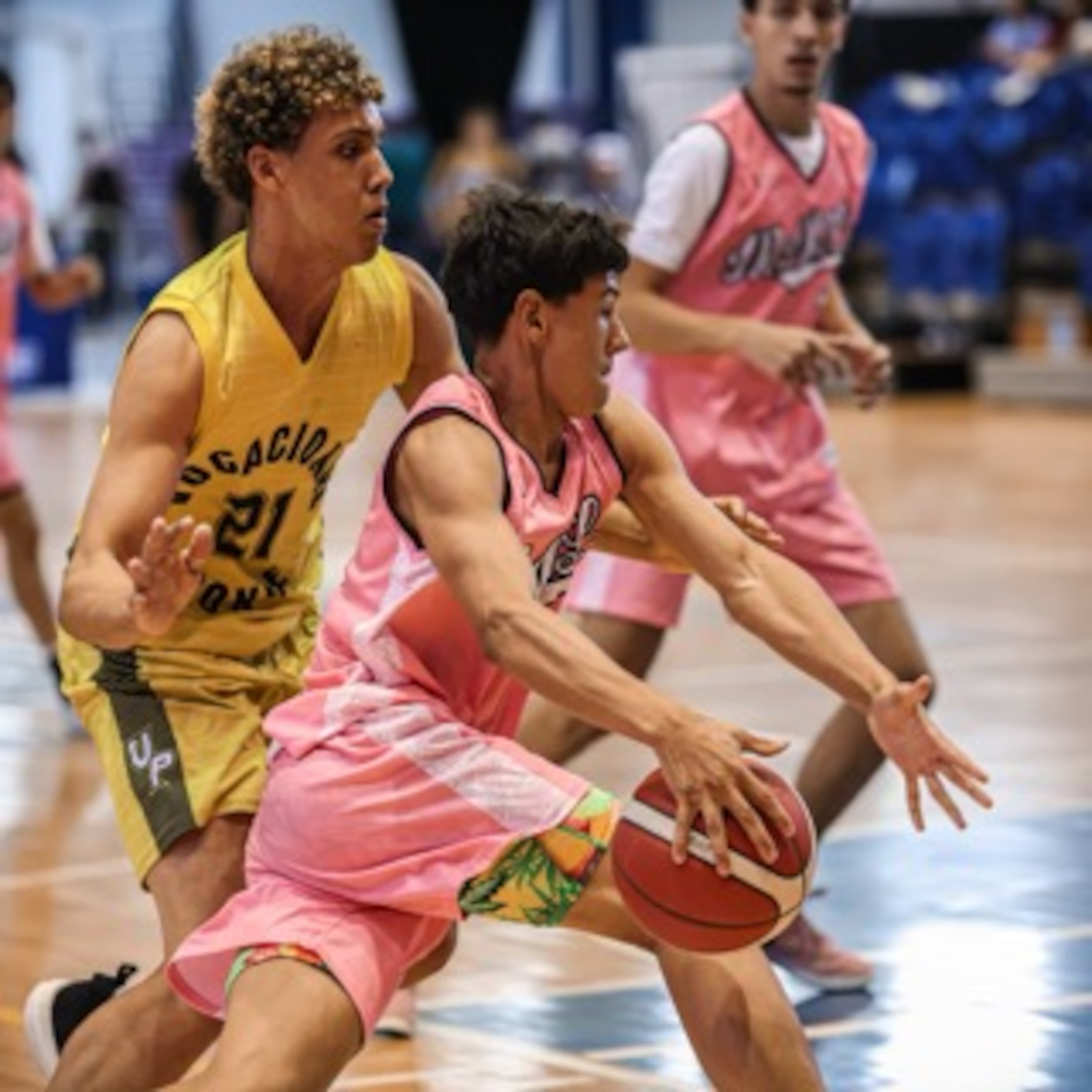 La escuela Manuel Méndez Liciaga de San Sebastián, en uniforme color rosa, destronó a la Vocacional de Ponce. En la foto, manejando el balón, Alexander López.