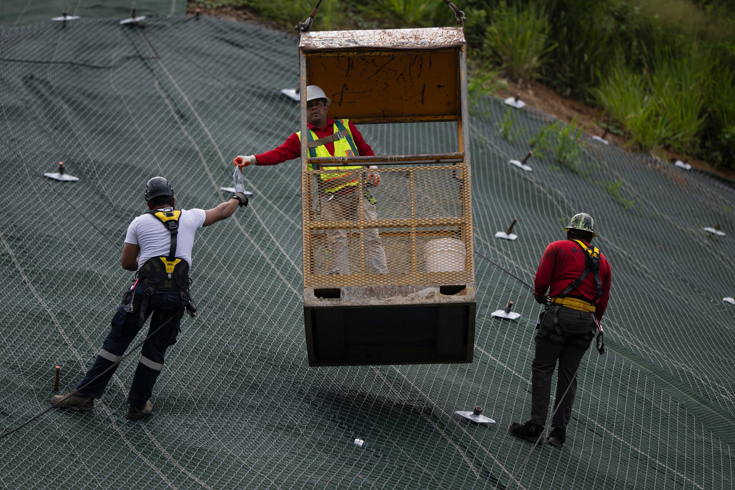 Hoy la Autoridad de Carreteras y Transportación presentó los adelantos del proyecto de construcción del deslizamiento de terreno de la PR-52 en Cayey.