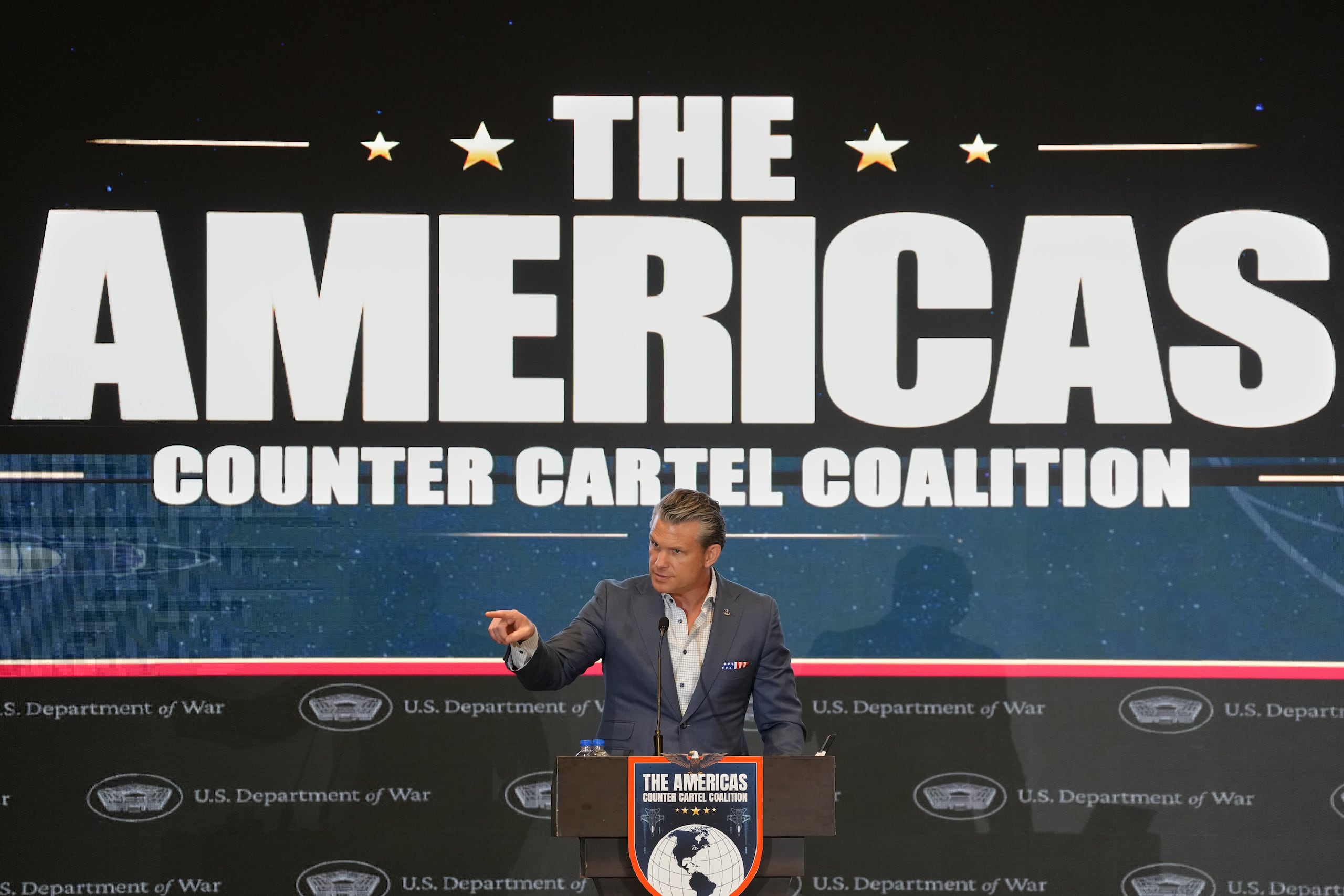 El secretario de Defensa de Estados Unidos, Pete Hegseth, durante el foro de la Coalición de las Américas Contra los Cárteles, el miércoles 12 de agosto de 2026, en Ciudad de Panamá. (AP Foto/Matias Delacroix)