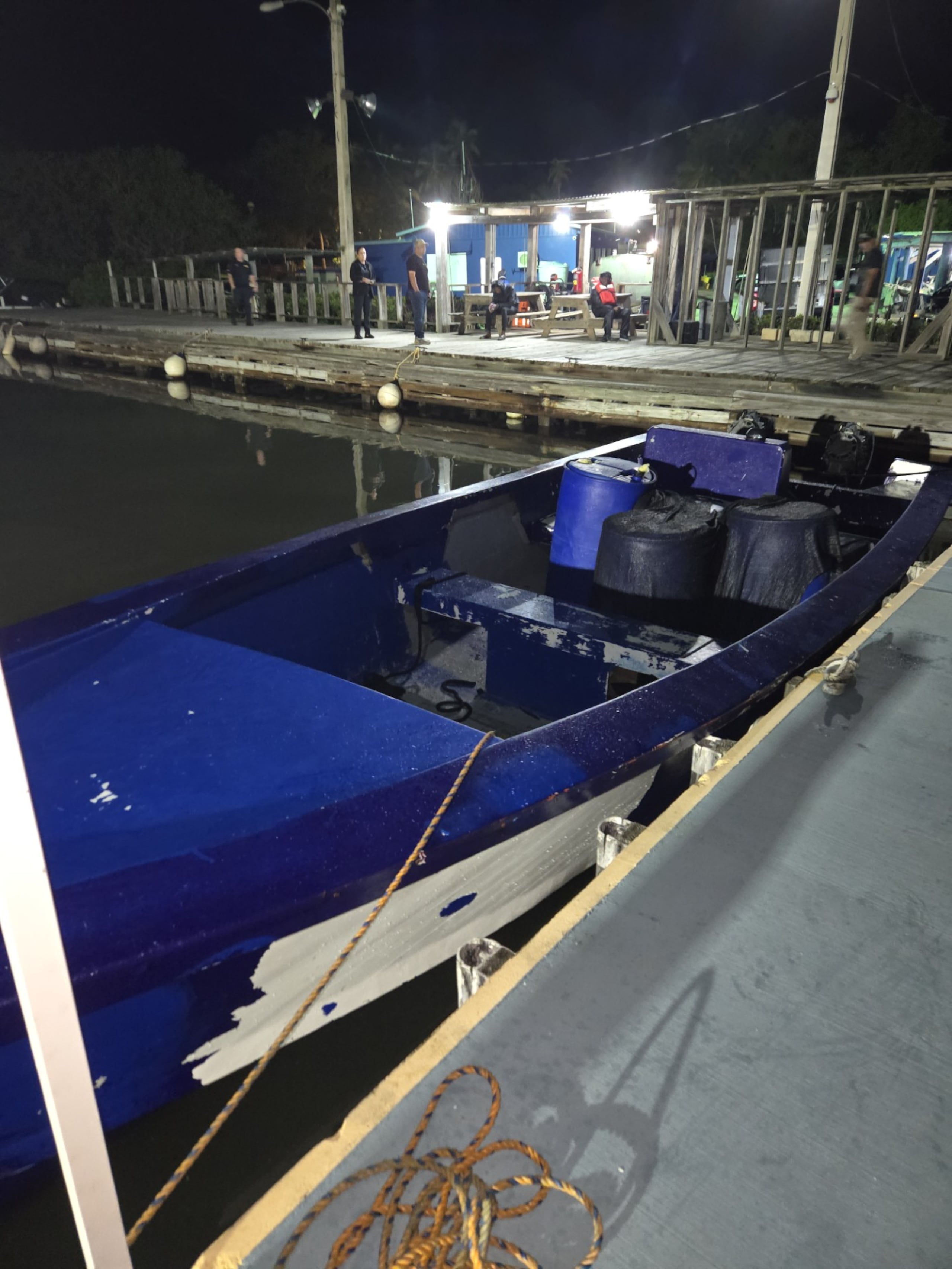 Una lancha de 30 pies de eslora en la que se transportaba un cargamento de cocaína fue incautada por personal de CBP y se arrestaron a tres hombres.