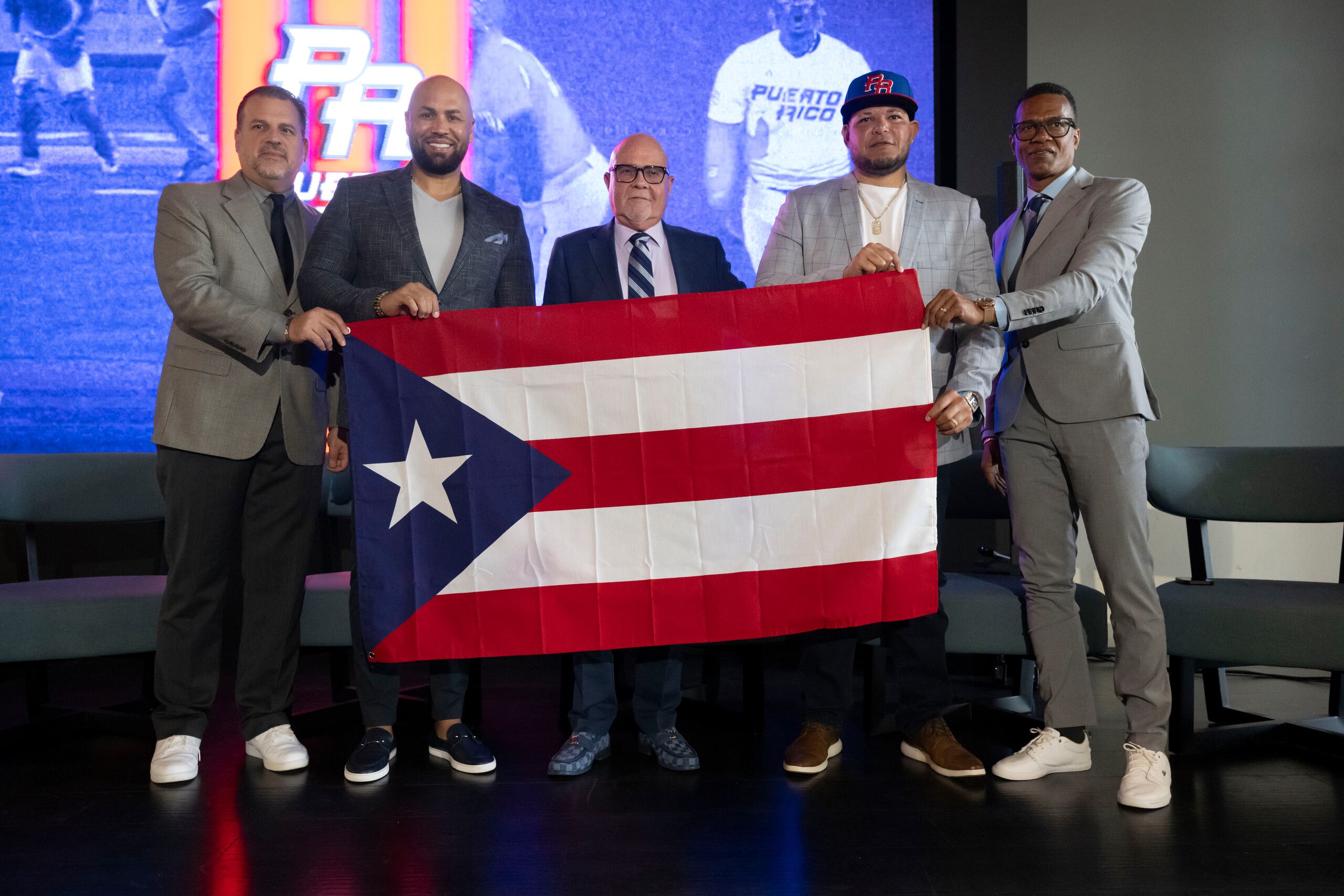 Desde la izquierda, Joey Solá, gerente de operaciones; Carlos Beltrán, gerente general; el presidente de la FBPR, José Quiles; Yadier Molina, dirigente de la novena; y el director ejecutivo de la Federación, Efraín William González.