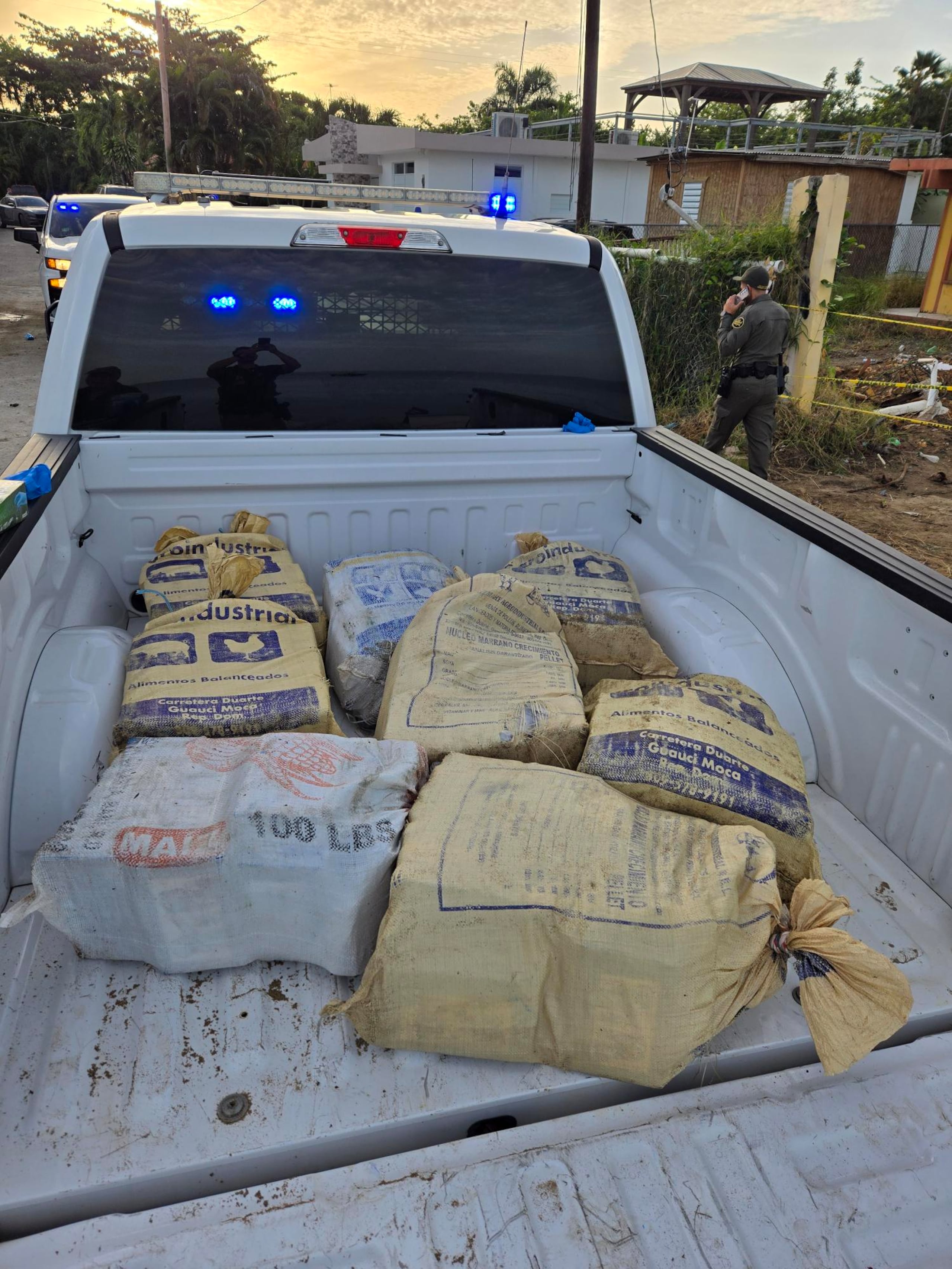 Agentes del CBP, Operaciones Aéreas y Marítimas, y la Patrulla Fronteriza federal, incautaron una yola varada con 230 kilos de cocaína en Rincón.