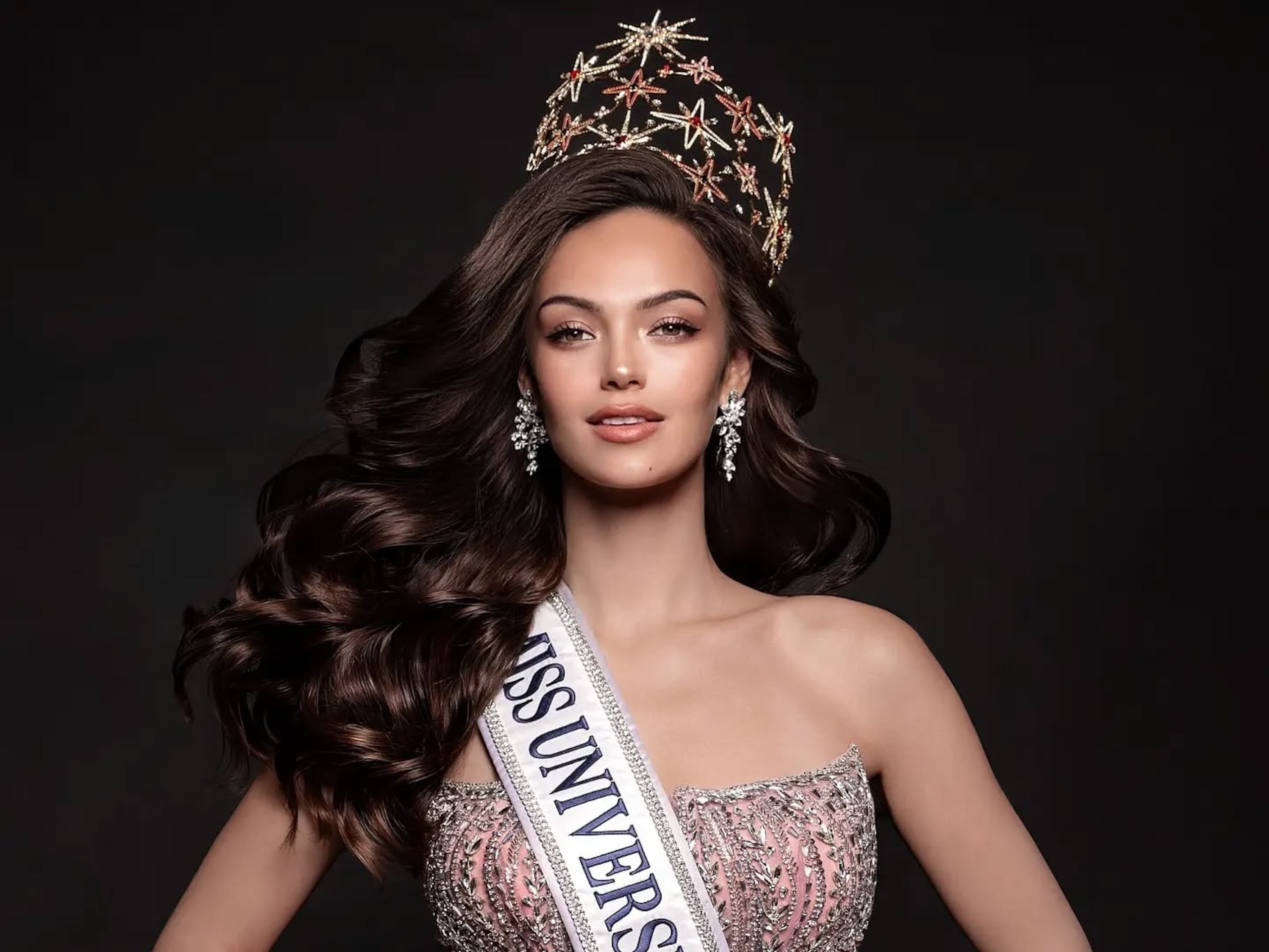 La cantante y modelo Sophia Maria Osako renunció a representar a la República Checa en el certamen Miss Universe 2026.