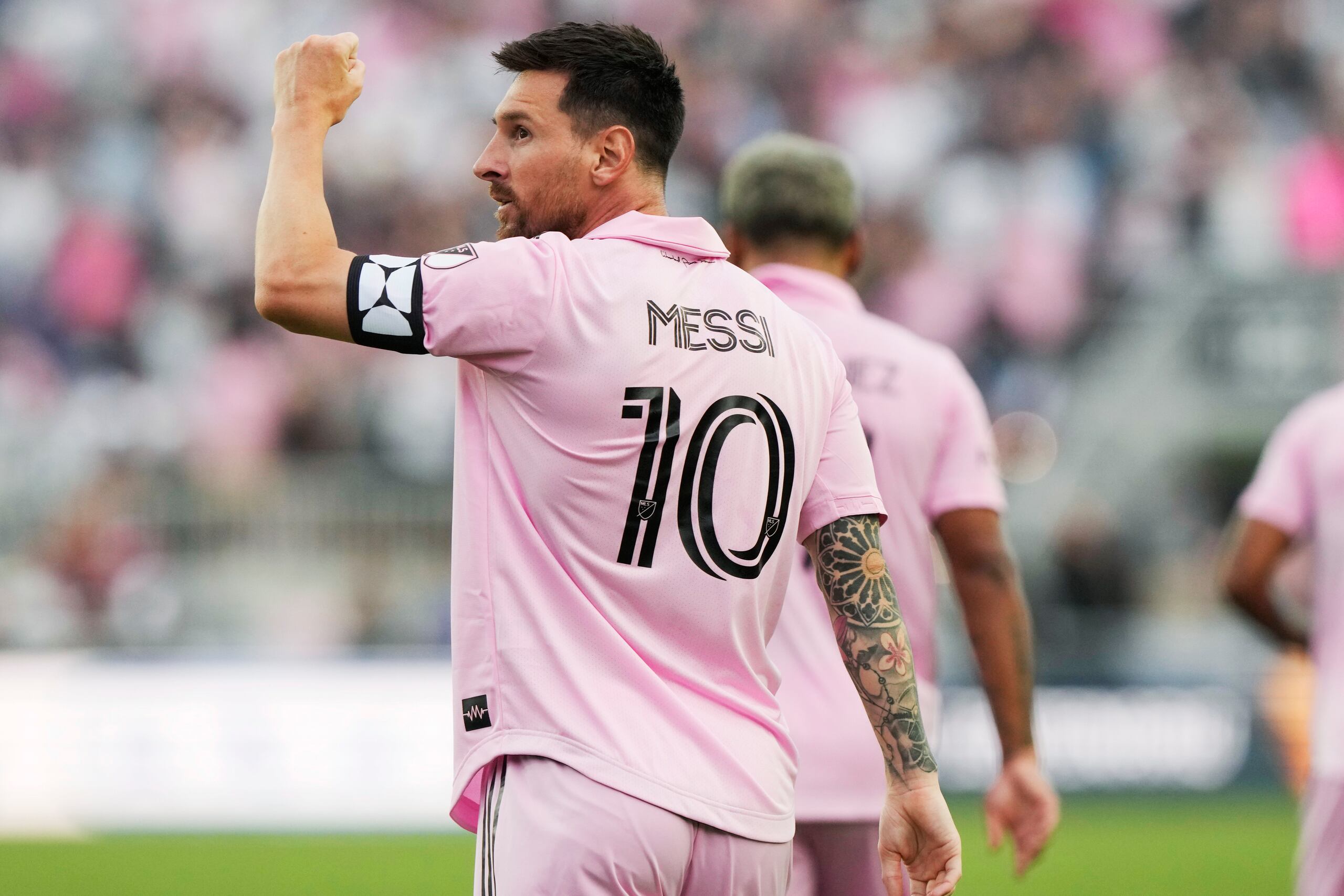 El delantero argentino Lionel Messi festeja tras anotar por el Inter Miami ante el Atlanta United, el martes 25 de julio de 2023, en Fort Lauderdale