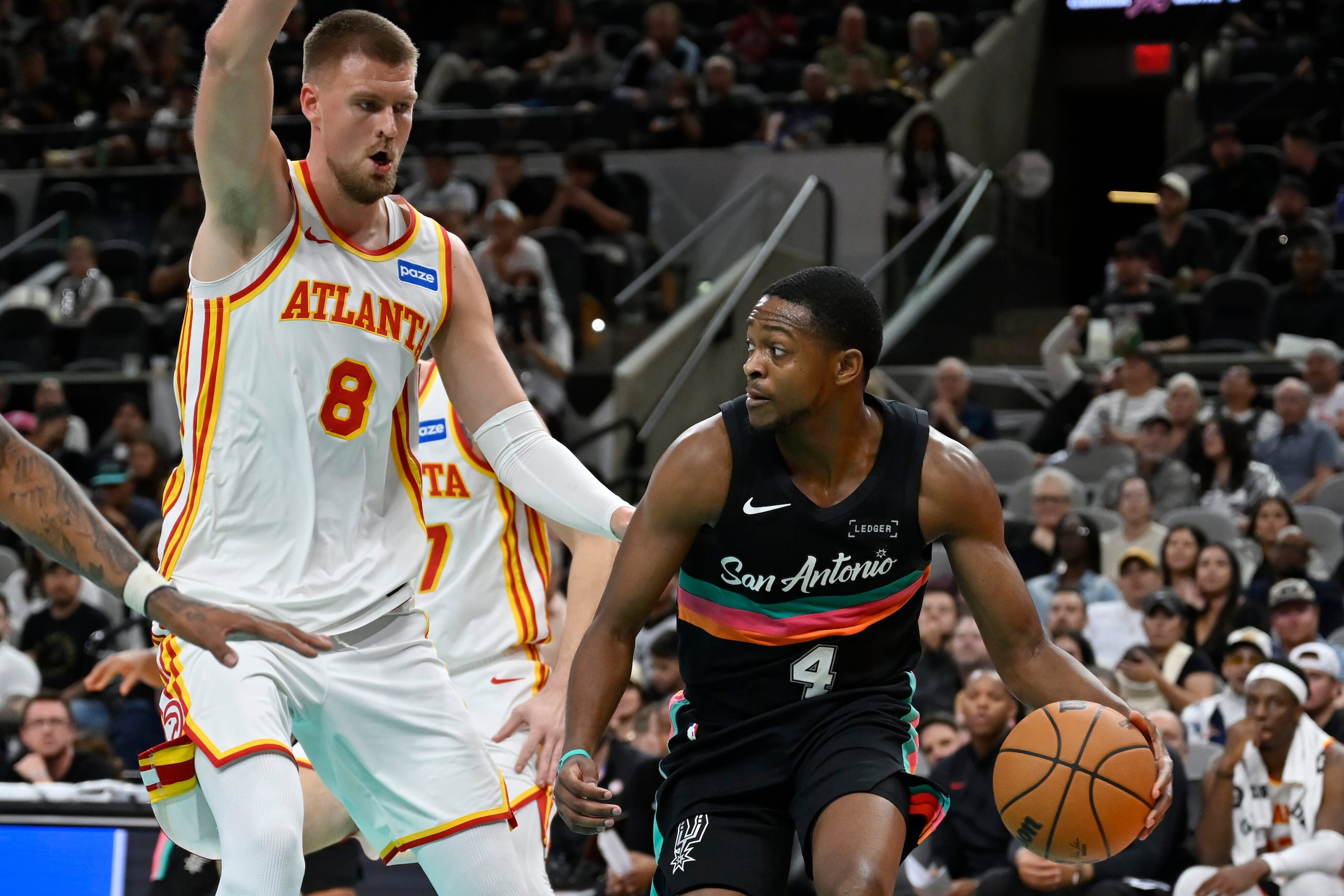 De'Aaron Fox y Kristaps Porzingis